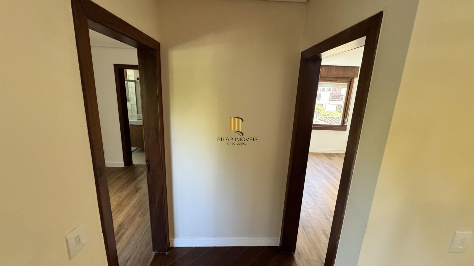 Cobertura com 198 m² de área privativa com 2 suítes e 2 vagas de garagens cobertas no bairro Mont Serrat