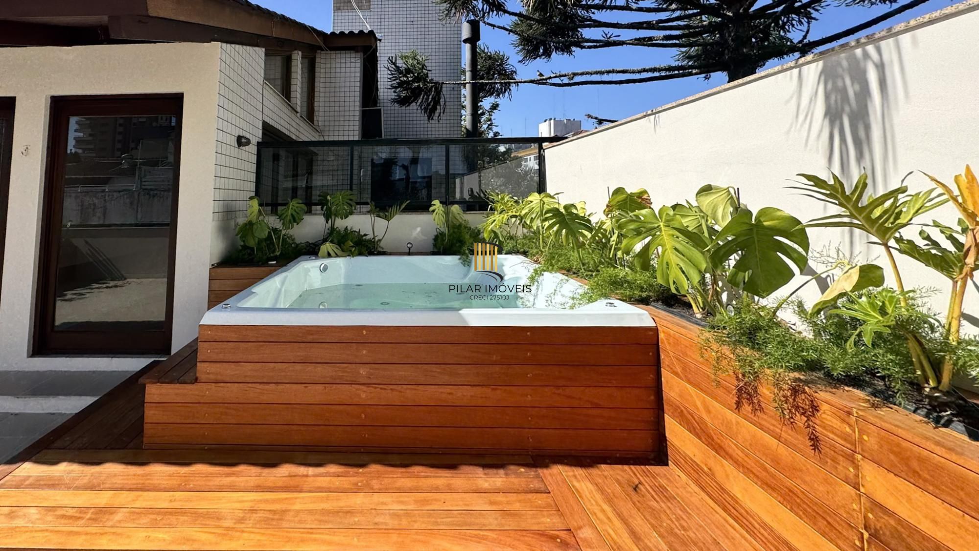 Cobertura com 198 m² de área privativa com 2 suítes e 2 vagas de garagens cobertas no bairro Mont Serrat