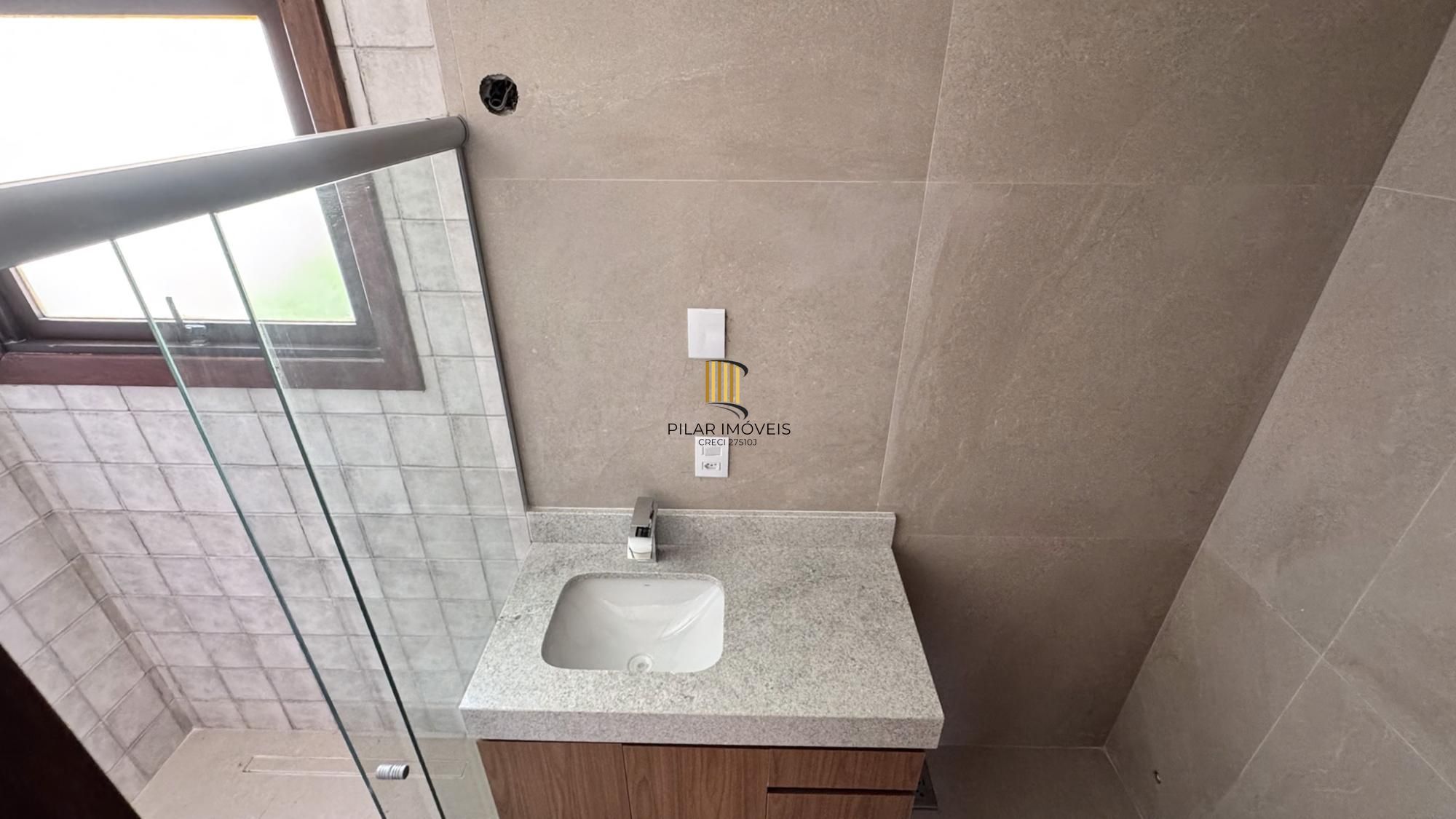 Cobertura com 198 m² de área privativa com 2 suítes e 2 vagas de garagens cobertas no bairro Mont Serrat