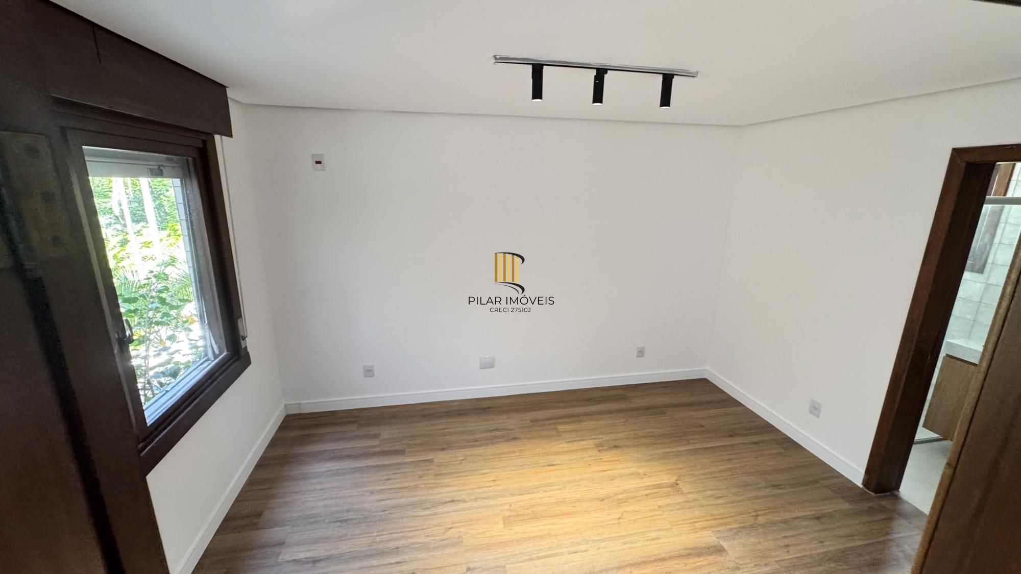 Cobertura com 198 m² de área privativa com 2 suítes e 2 vagas de garagens cobertas no bairro Mont Serrat