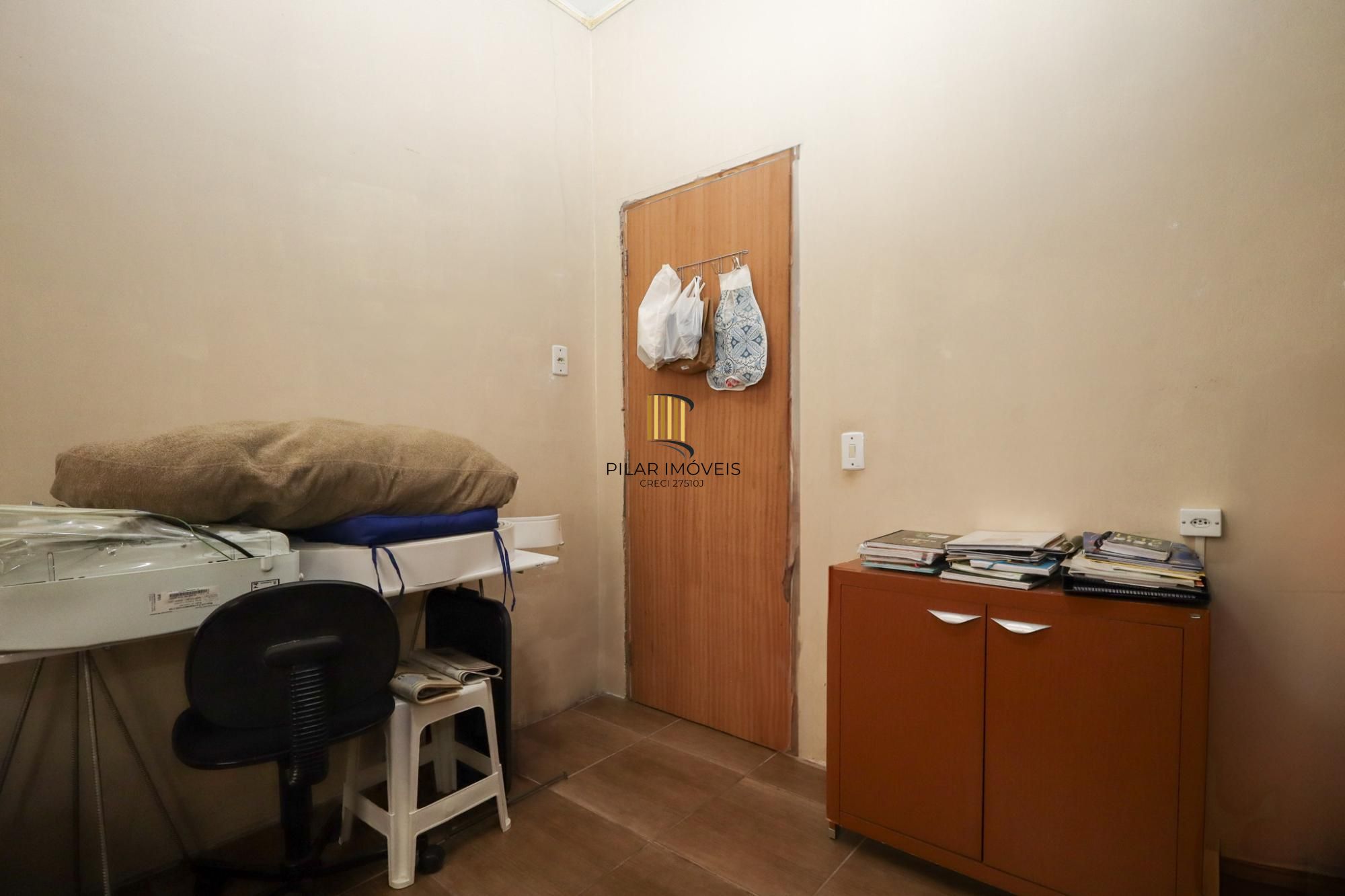 Casa semimobiliada com 188 m² de área privativa com 3 dormitórios sendo 1 suíte e 4 vagas de garagem.
