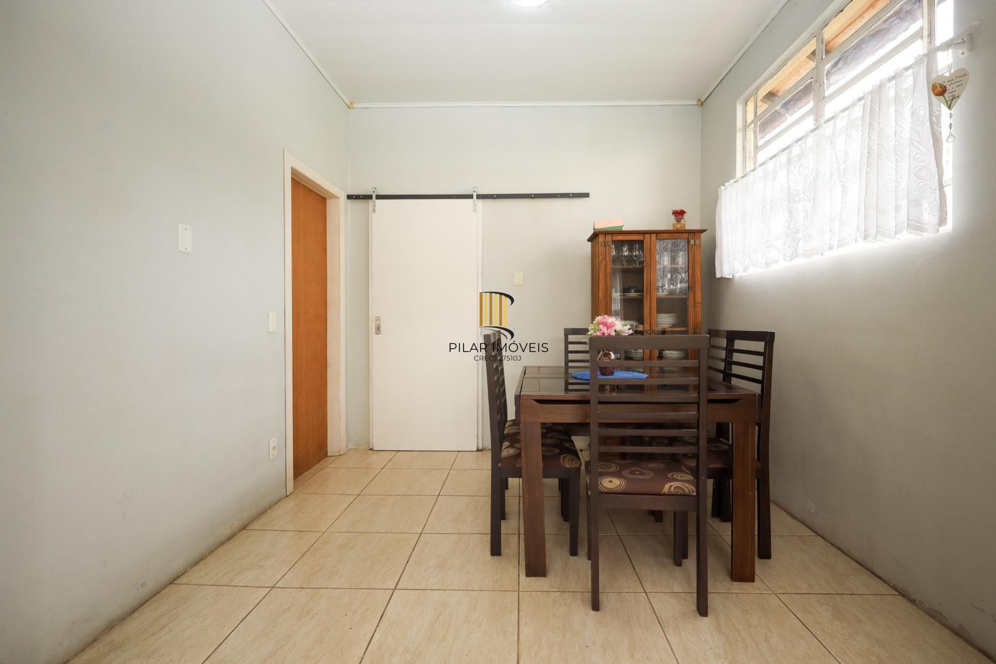 Casa semimobiliada com 188 m² de área privativa com 3 dormitórios sendo 1 suíte e 4 vagas de garagem.