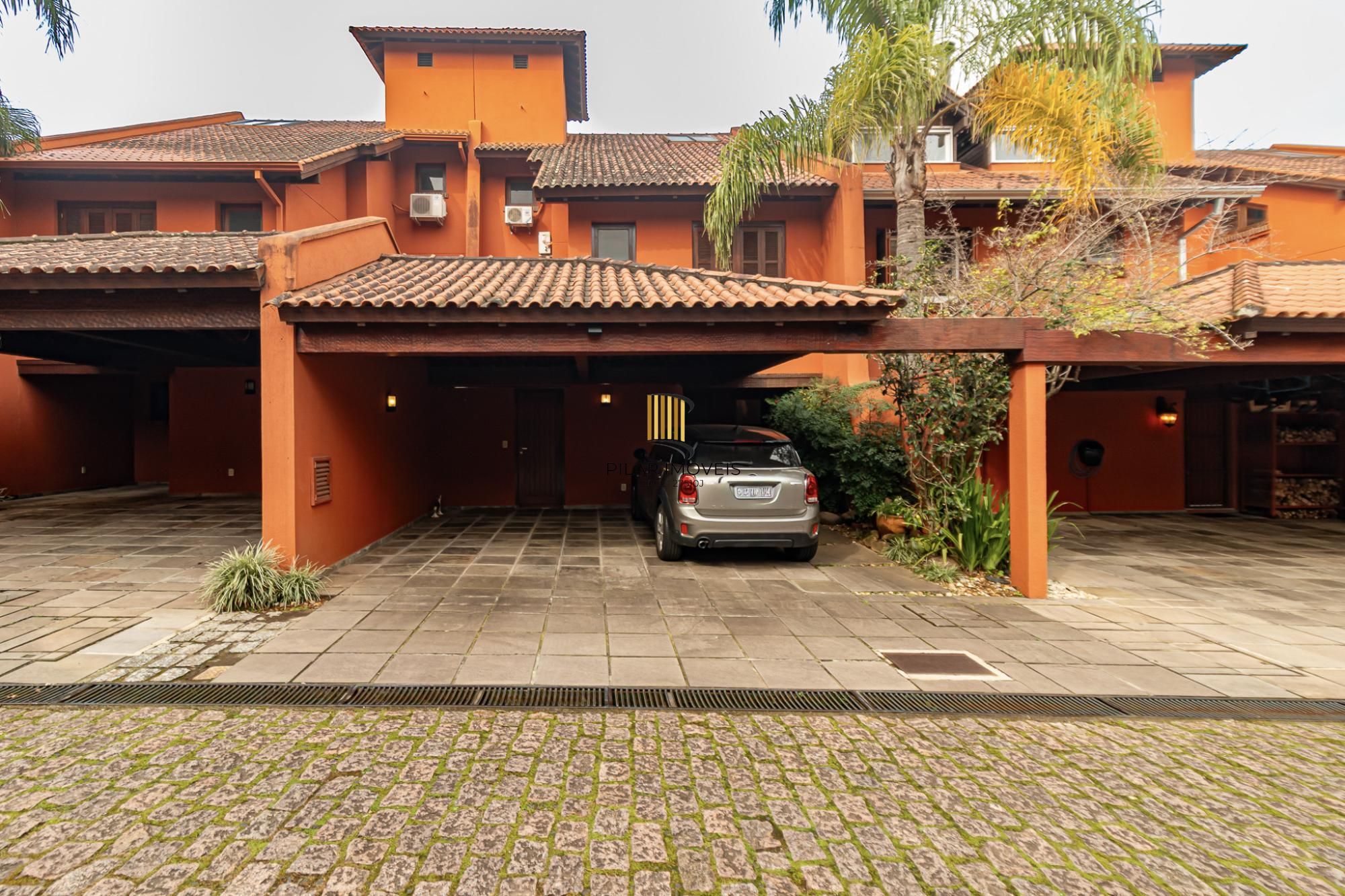Casa em condomínio fechado a venda no bairro Três Figueiras.