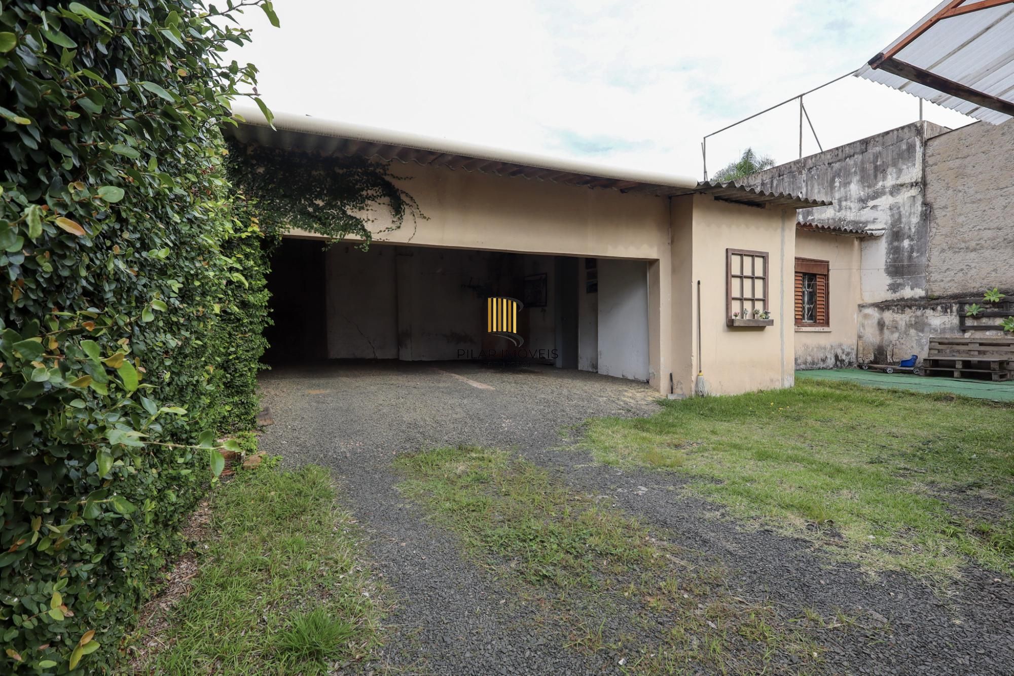 Casa semimobiliada com 188 m² de área privativa com 3 dormitórios sendo 1 suíte e 4 vagas de garagem.
