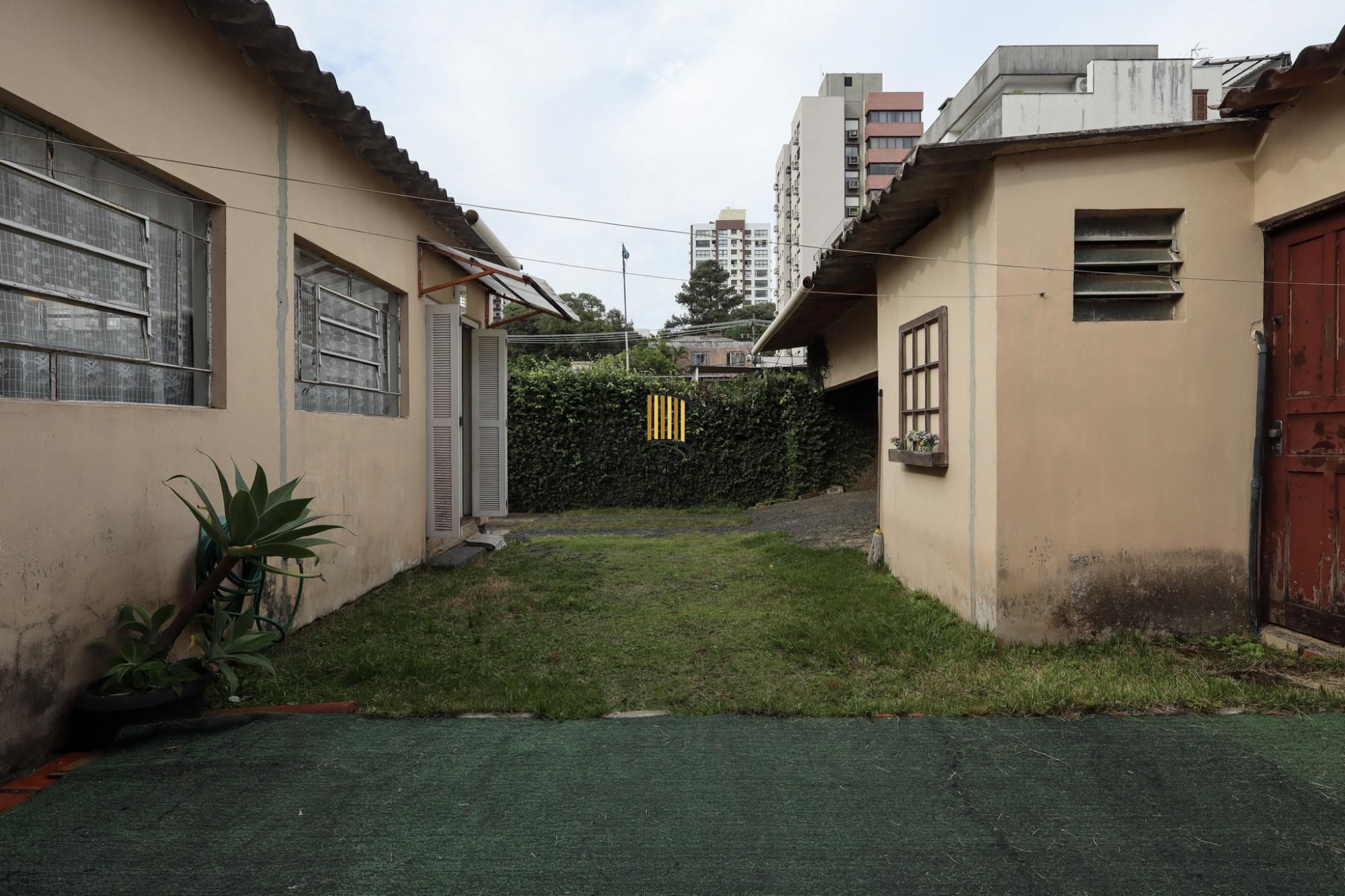 Casa semimobiliada com 188 m² de área privativa com 3 dormitórios sendo 1 suíte e 4 vagas de garagem.
