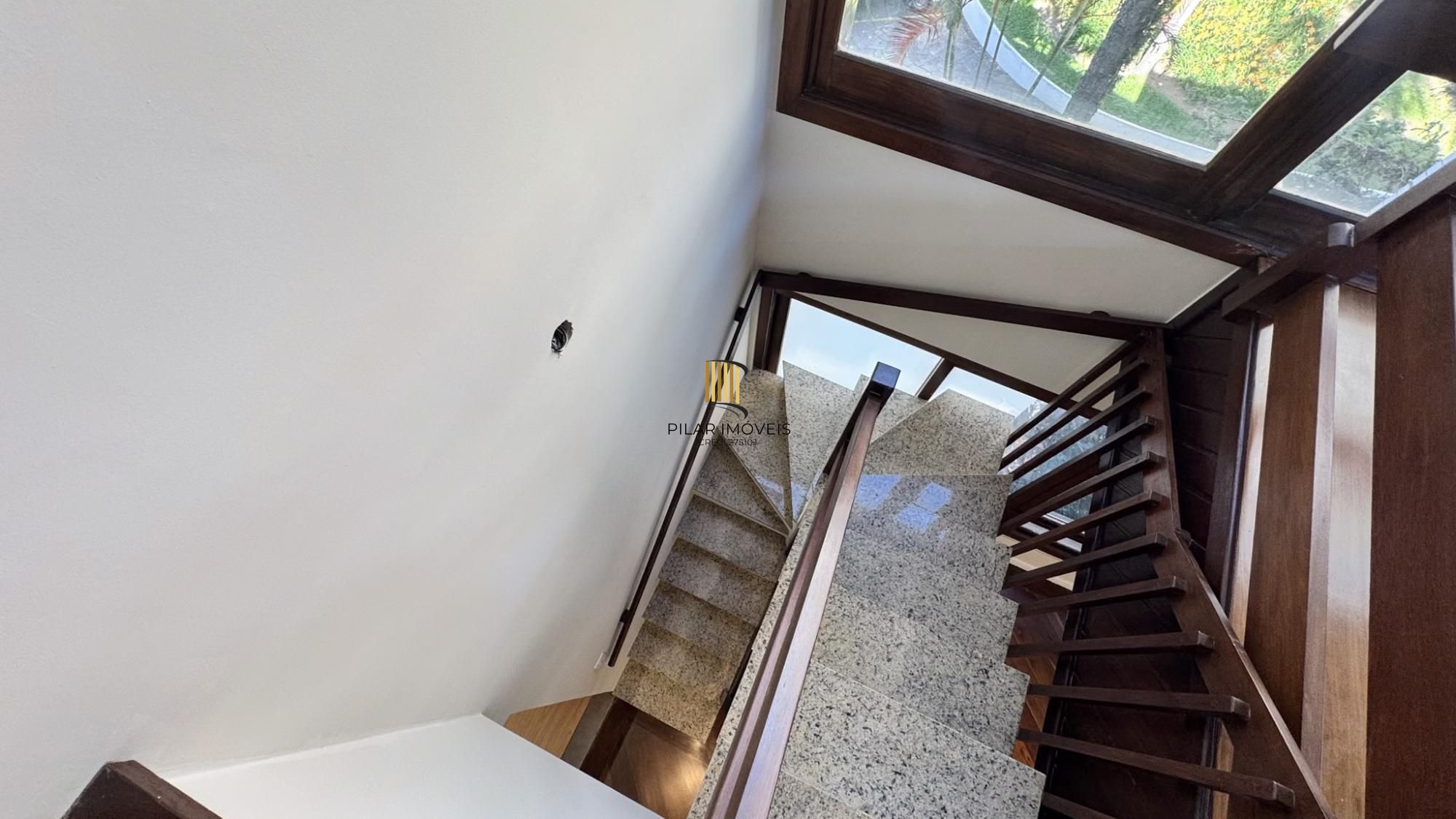 Cobertura com 198 m² de área privativa com 2 suítes e 2 vagas de garagens cobertas no bairro Mont Serrat