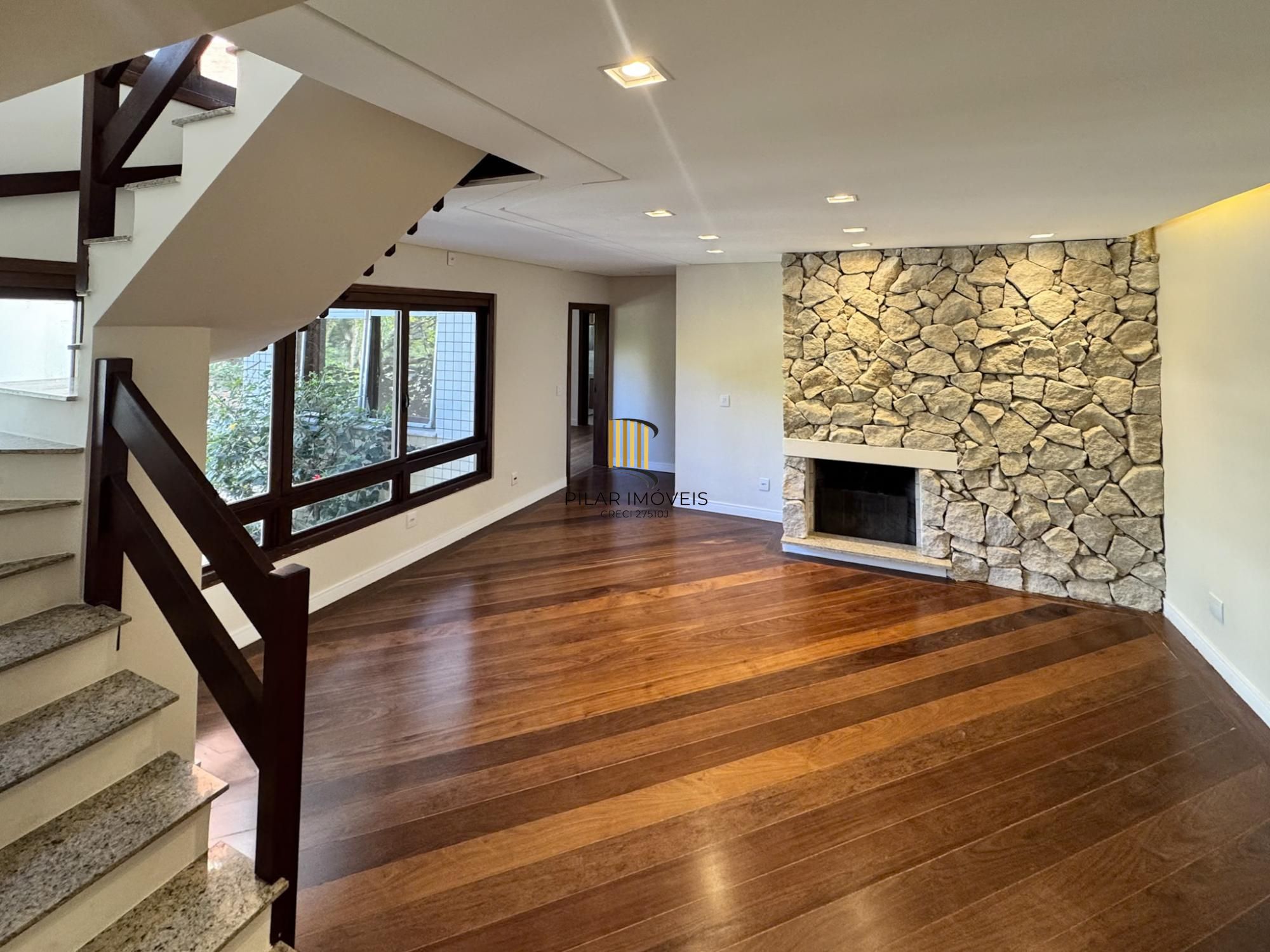 Cobertura com 198 m² de área privativa com 2 suítes e 2 vagas de garagens cobertas no bairro Mont Serrat