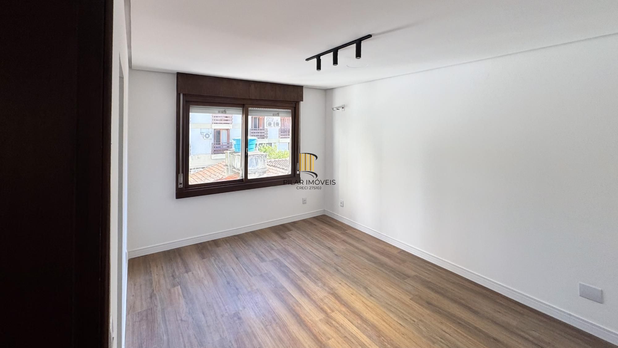 Cobertura com 198 m² de área privativa com 2 suítes e 2 vagas de garagens cobertas no bairro Mont Serrat