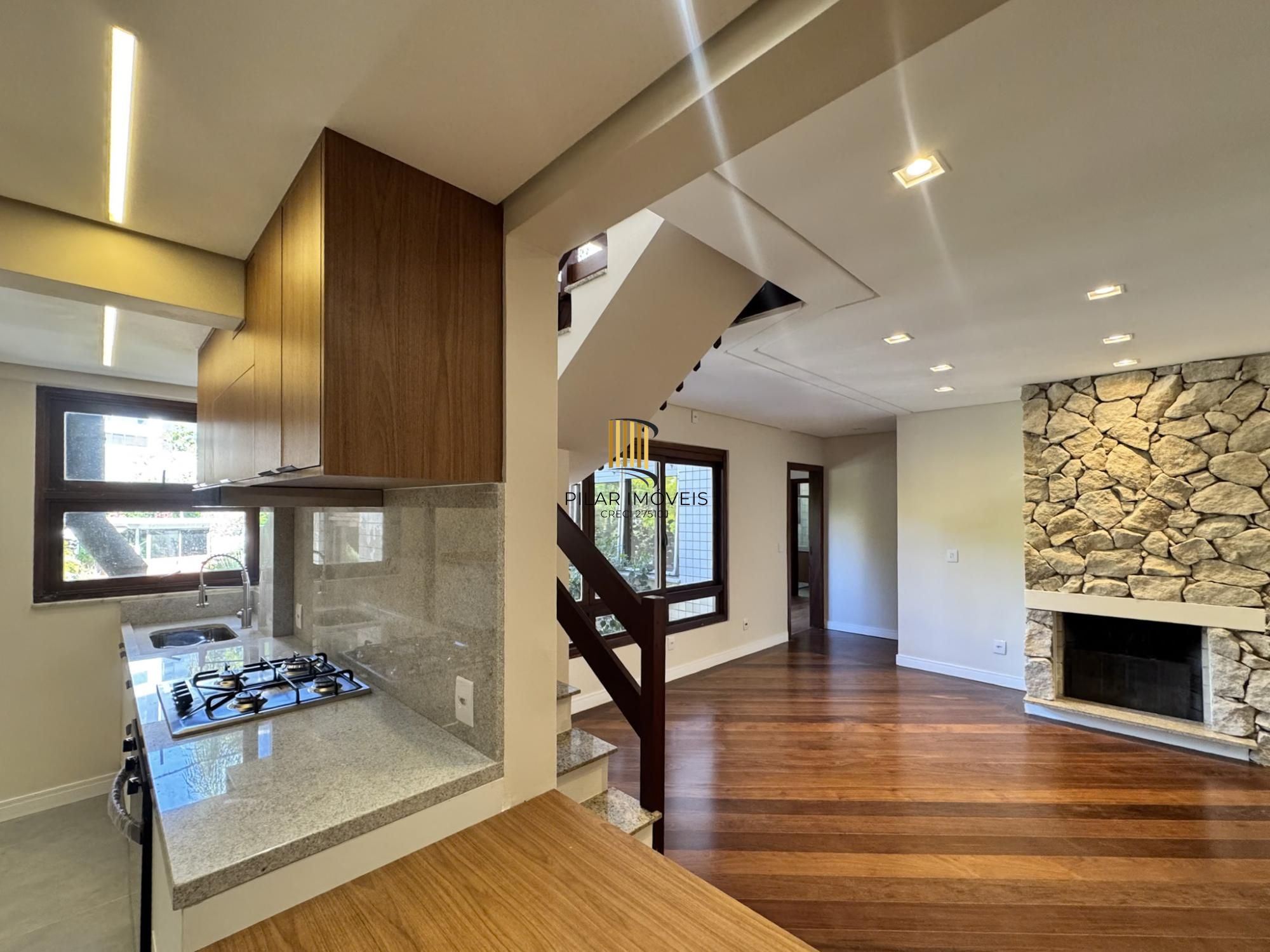 Cobertura com 198 m² de área privativa com 2 suítes e 2 vagas de garagens cobertas no bairro Mont Serrat