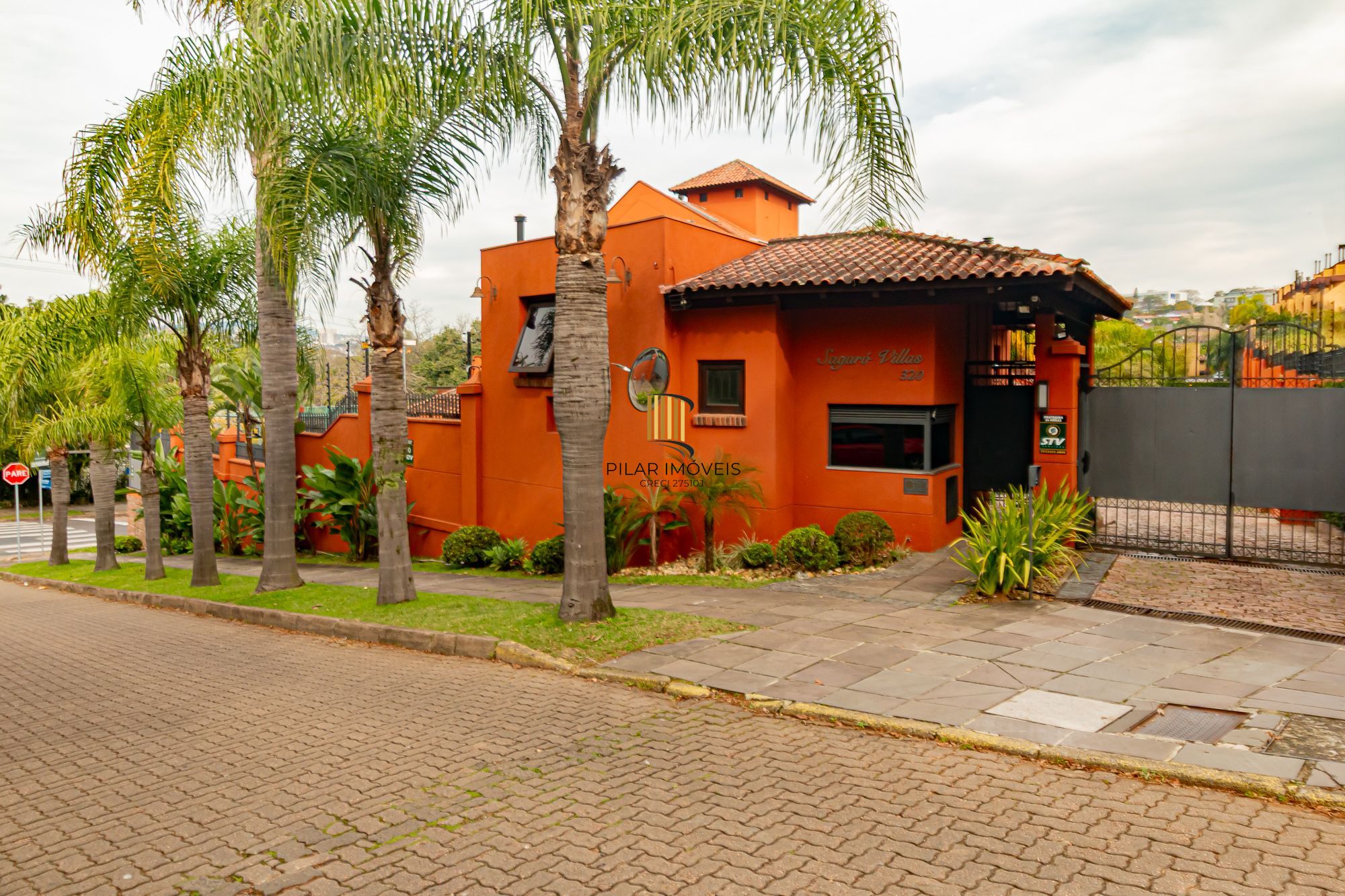 Casa em condomínio fechado a venda no bairro Três Figueiras.