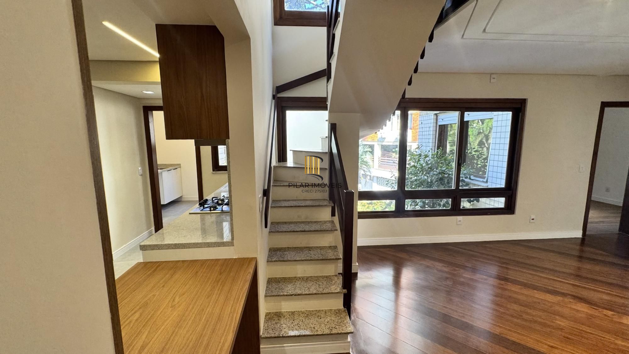 Cobertura com 198 m² de área privativa com 2 suítes e 2 vagas de garagens cobertas no bairro Mont Serrat