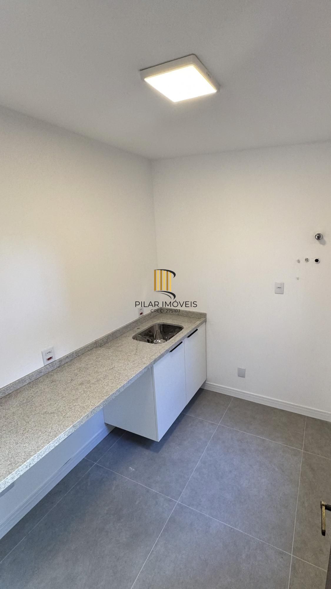 Cobertura com 198 m² de área privativa com 2 suítes e 2 vagas de garagens cobertas no bairro Mont Serrat