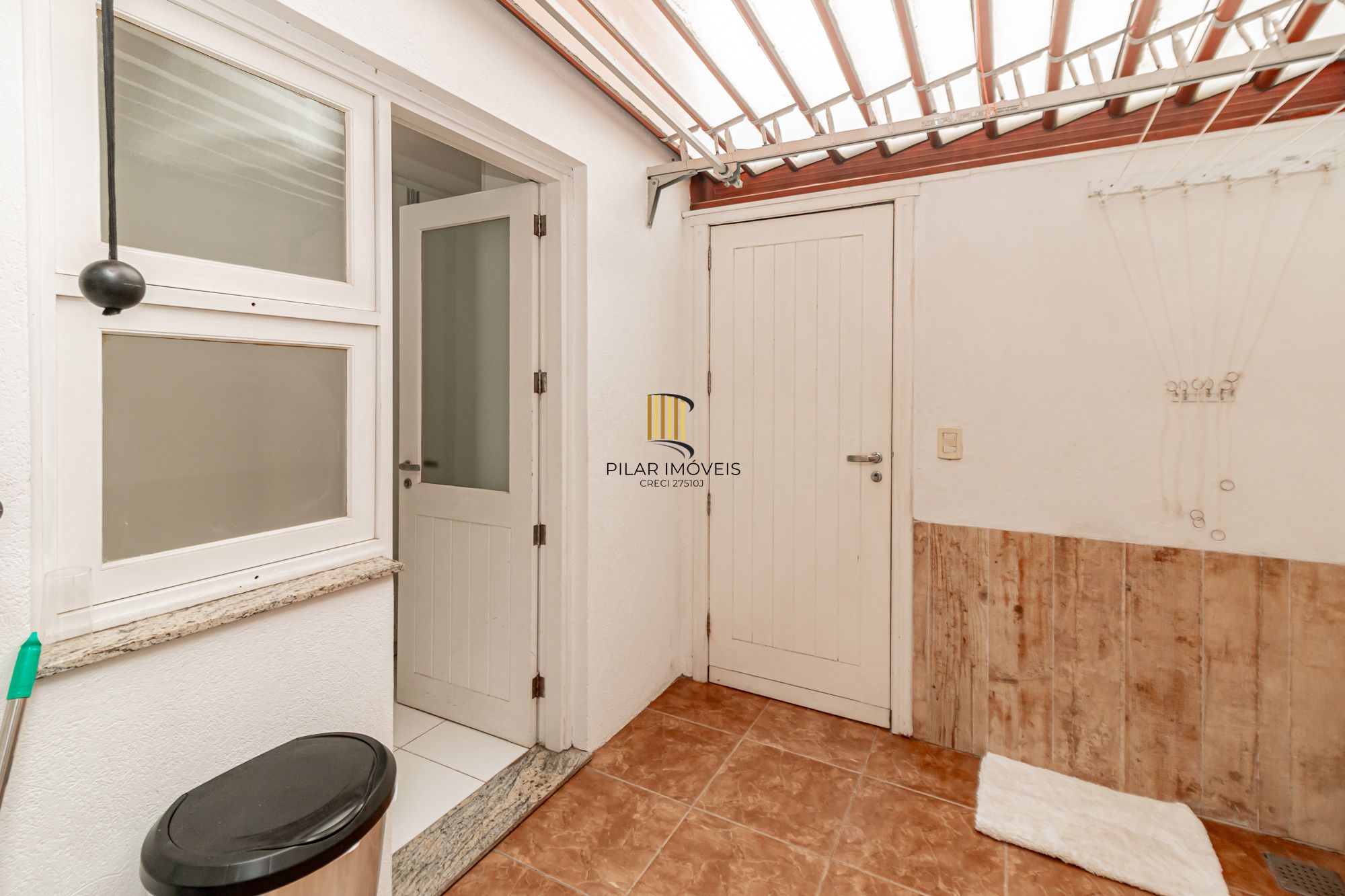 Casa em condomínio fechado a venda no bairro Três Figueiras.