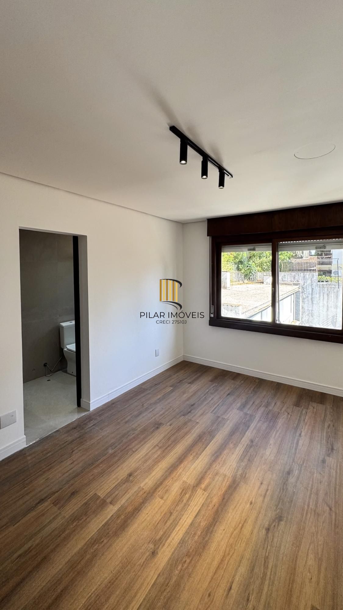 Cobertura com 198 m² de área privativa com 2 suítes e 2 vagas de garagens cobertas no bairro Mont Serrat