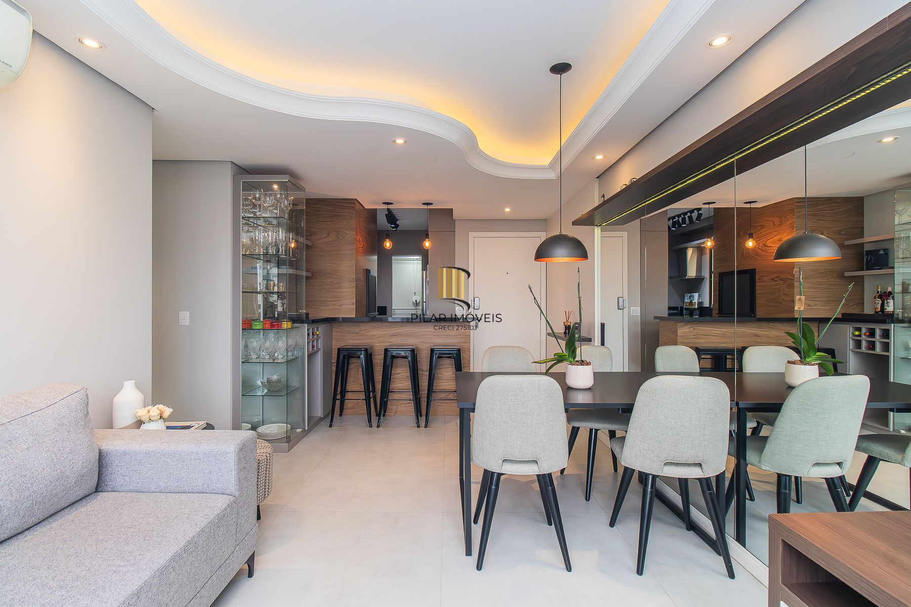 Apartamento mobiliado à venda no bairro Petrópolis