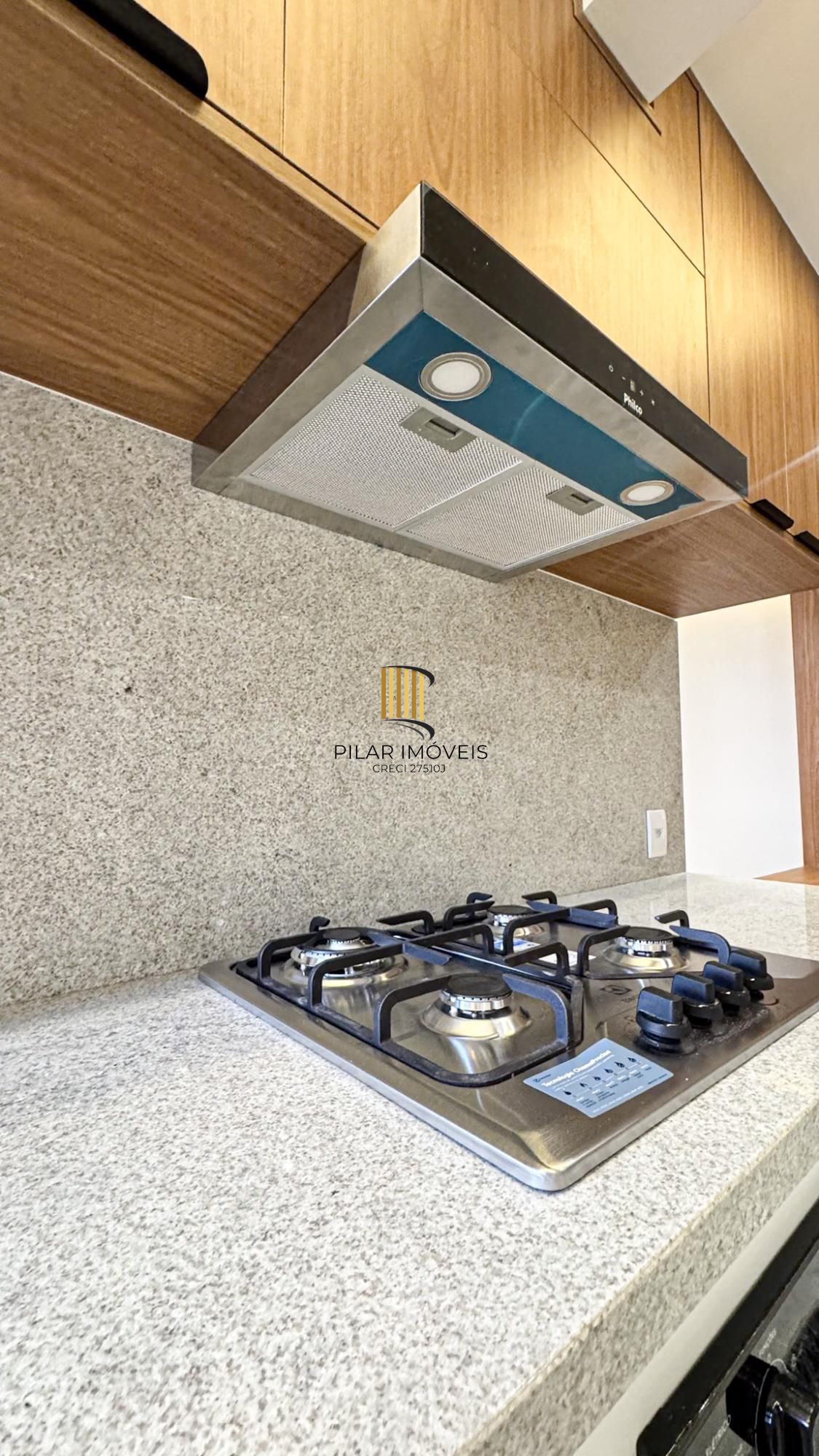 Cobertura com 198 m² de área privativa com 2 suítes e 2 vagas de garagens cobertas no bairro Mont Serrat