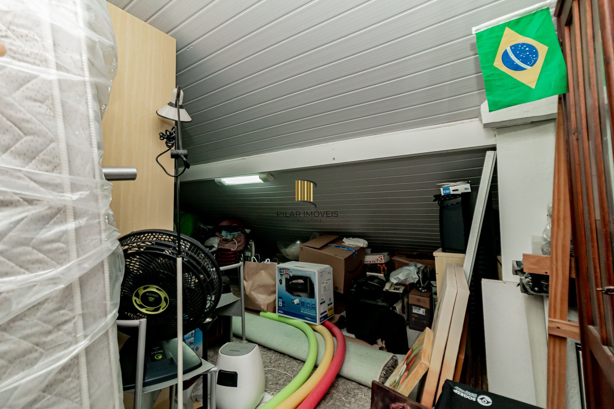 Casa em condomínio fechado a venda no bairro Três Figueiras.