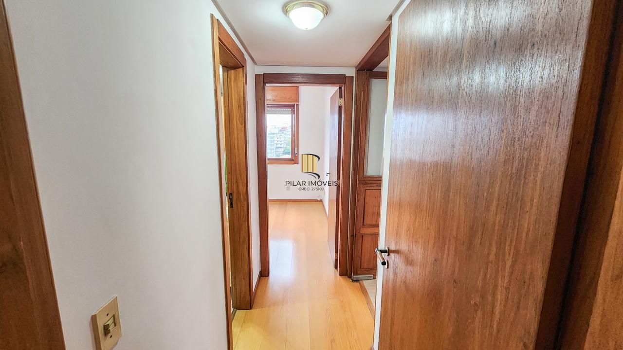 Apartamento semi-mobiliado à venda no Petrópolis