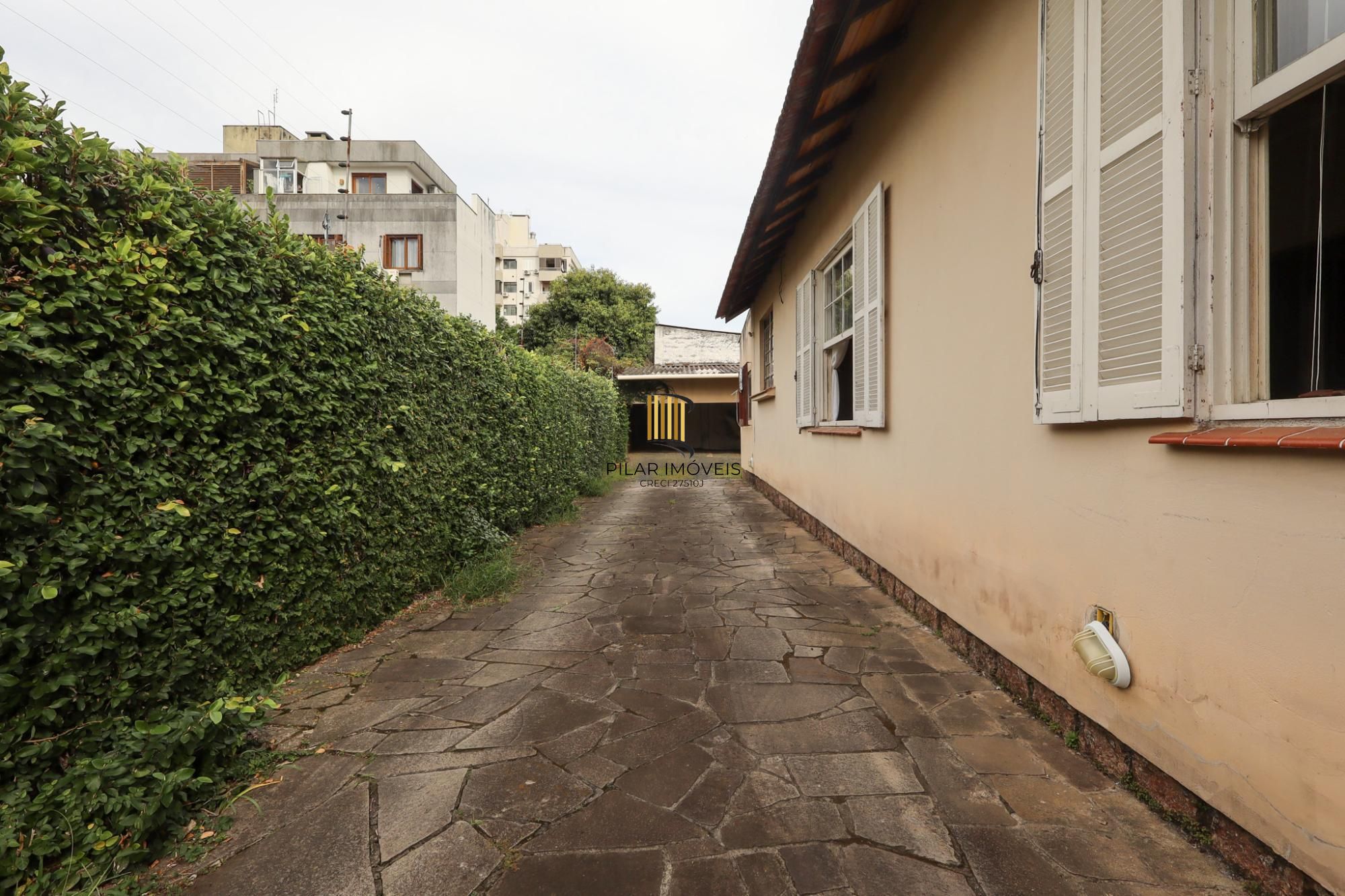Casa semimobiliada com 188 m² de área privativa com 3 dormitórios sendo 1 suíte e 4 vagas de garagem.
