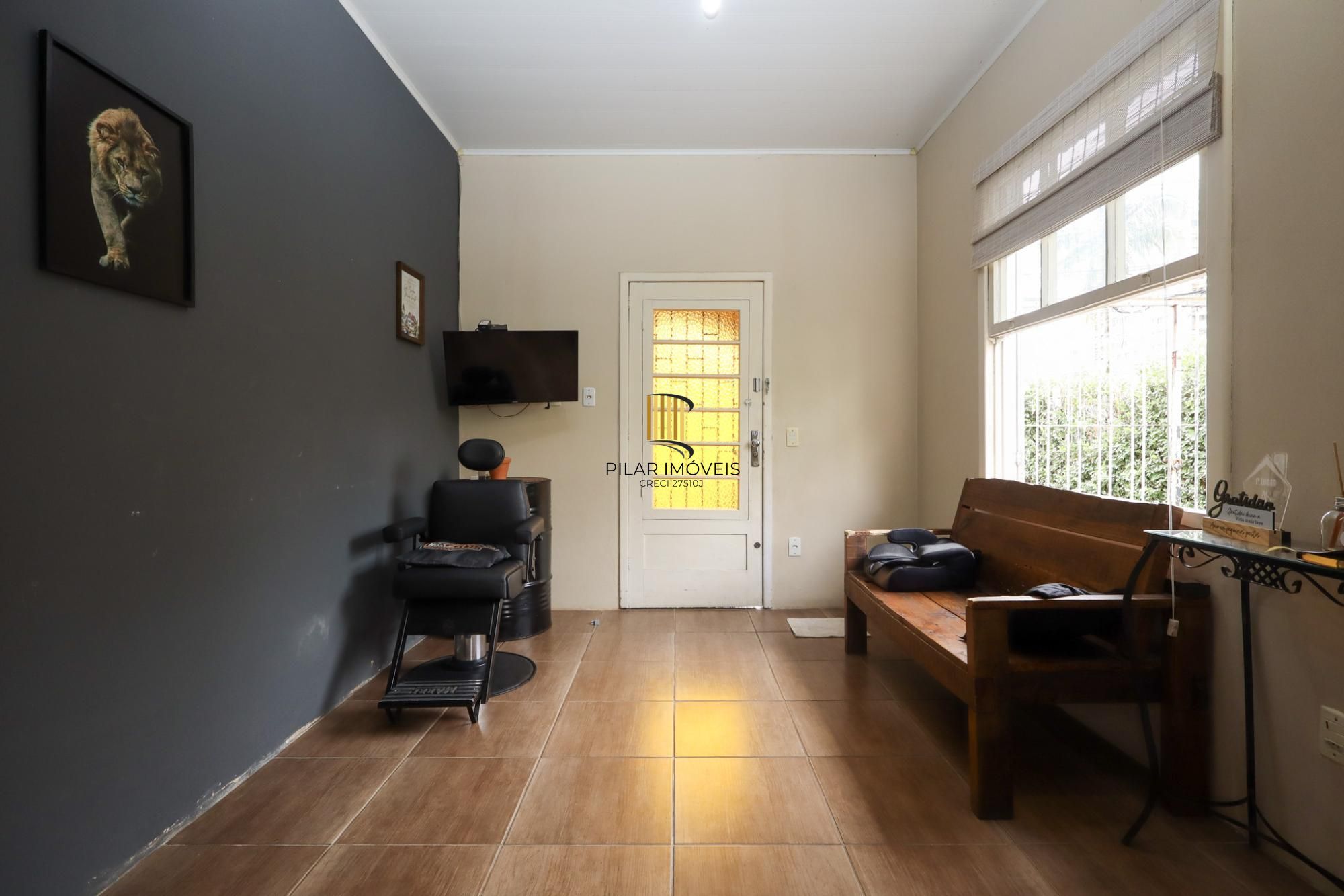 Casa semimobiliada com 188 m² de área privativa com 3 dormitórios sendo 1 suíte e 4 vagas de garagem.