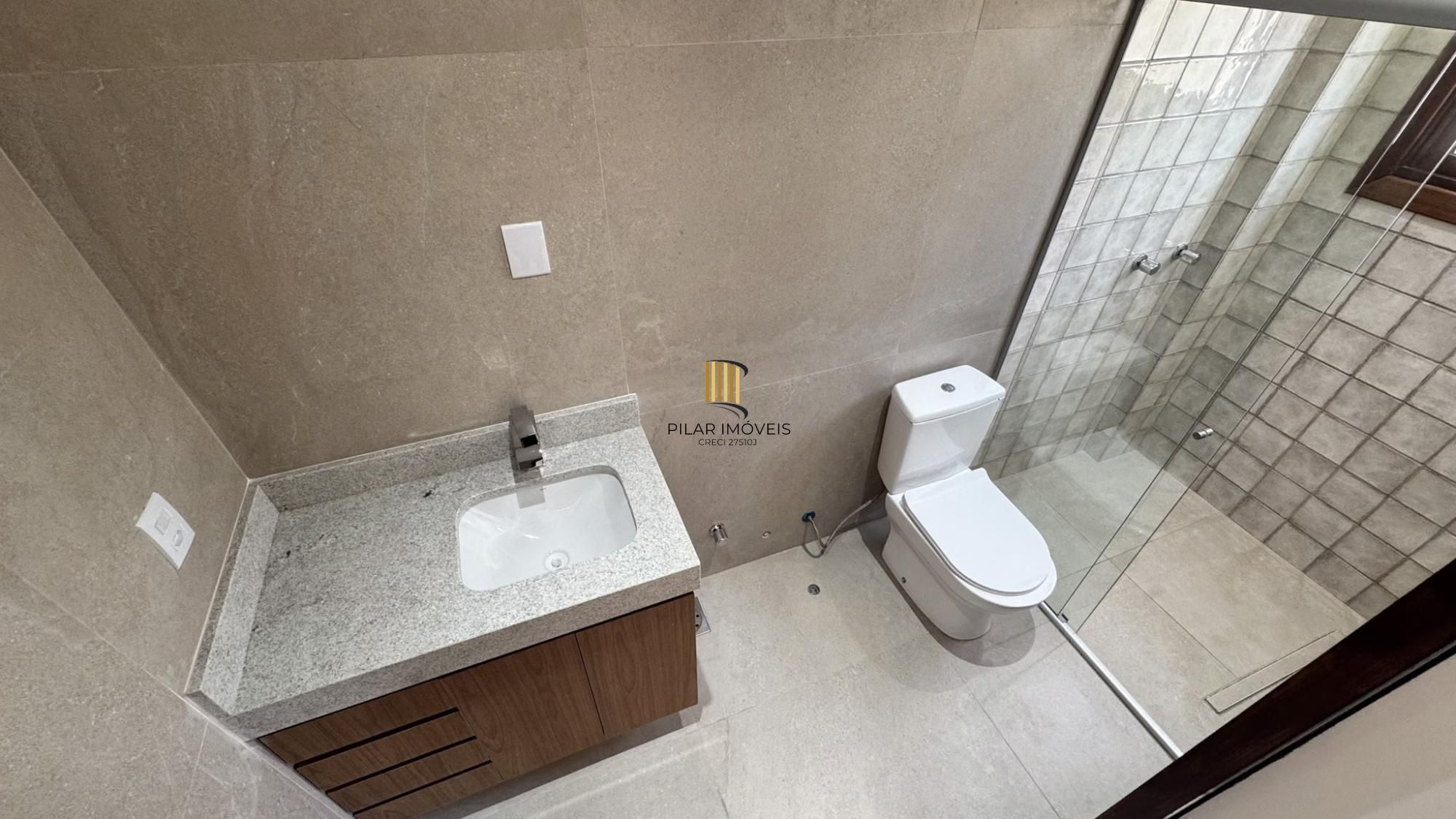 Cobertura com 198 m² de área privativa com 2 suítes e 2 vagas de garagens cobertas no bairro Mont Serrat