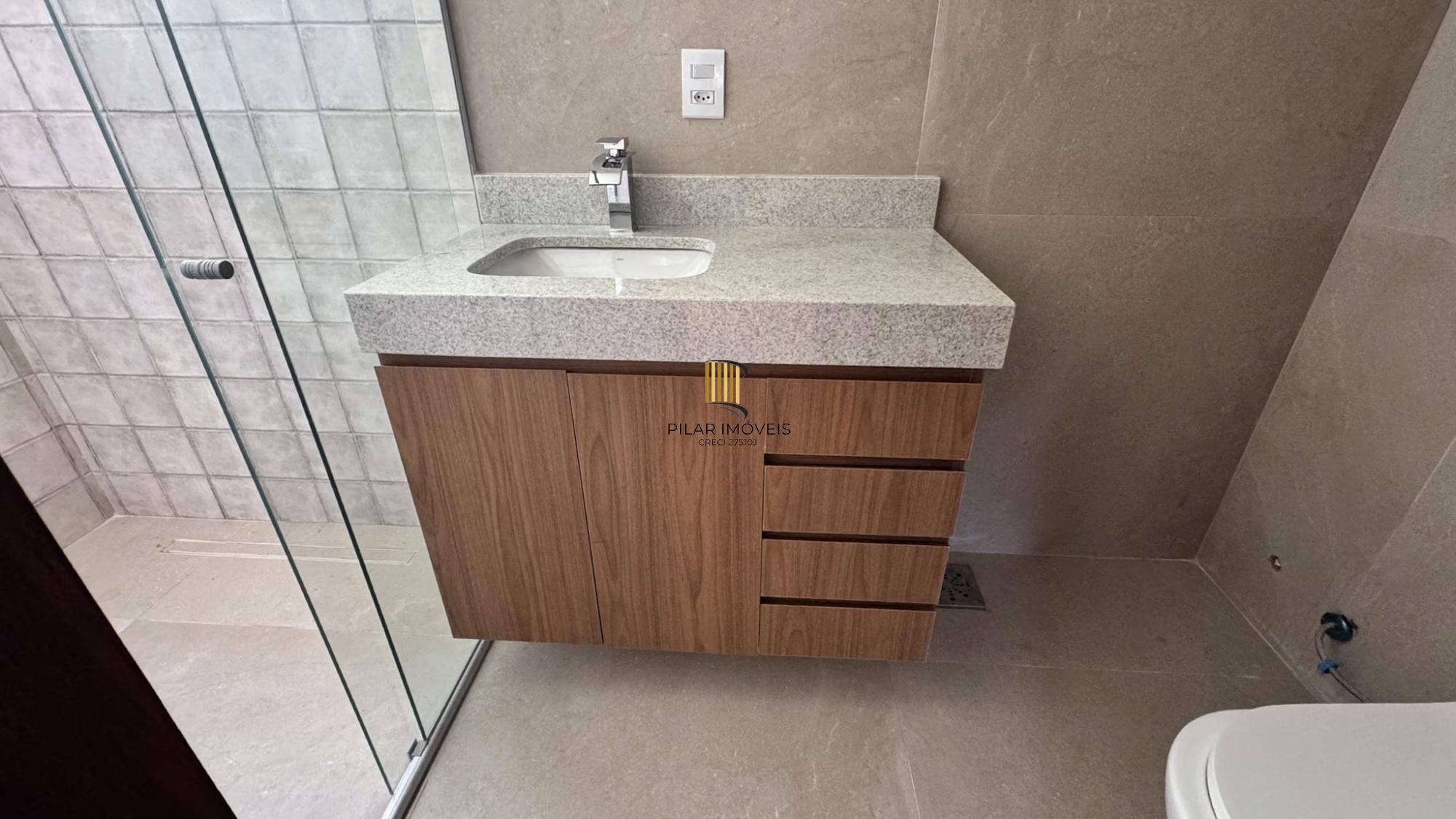 Cobertura com 198 m² de área privativa com 2 suítes e 2 vagas de garagens cobertas no bairro Mont Serrat