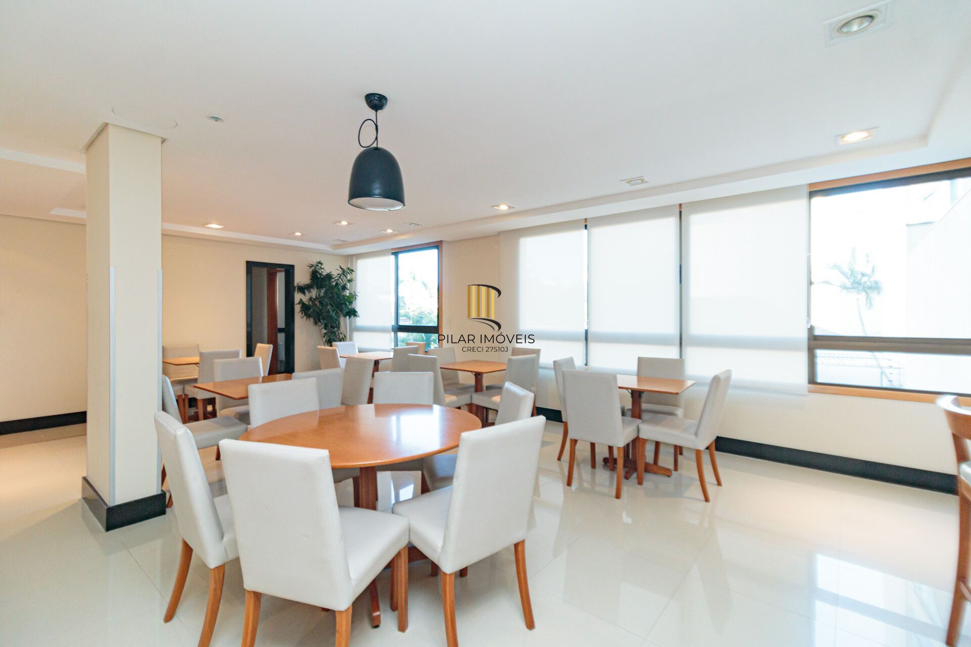 Apartamento à venda no bairro Passo da Areia em Porto Alegre/RS