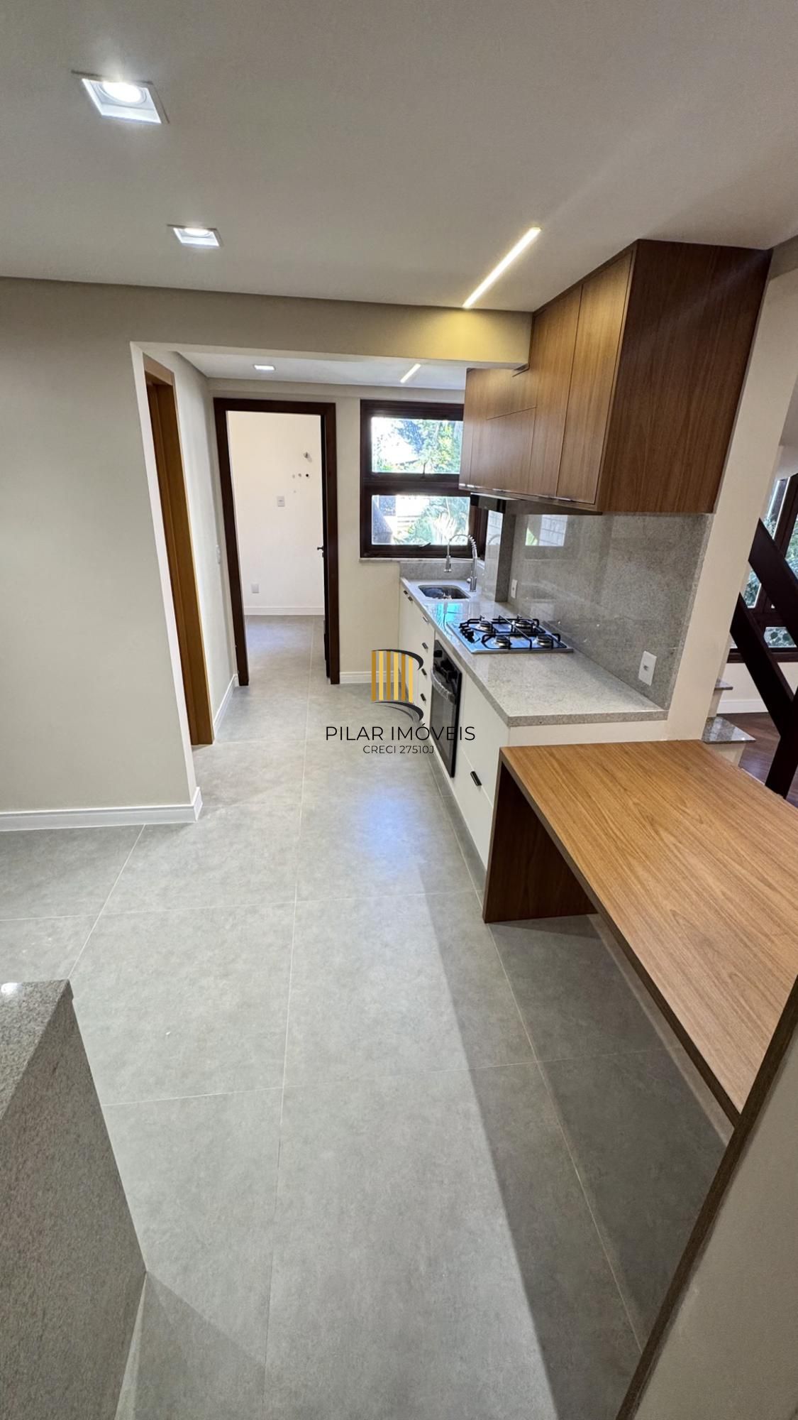 Cobertura com 198 m² de área privativa com 2 suítes e 2 vagas de garagens cobertas no bairro Mont Serrat