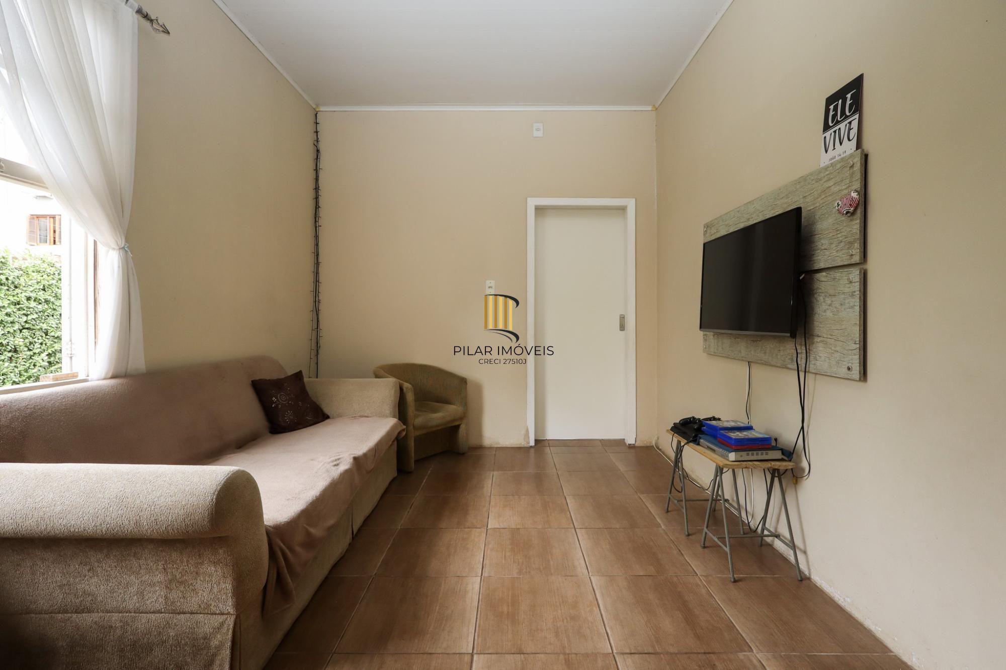 Casa semimobiliada com 188 m² de área privativa com 3 dormitórios sendo 1 suíte e 4 vagas de garagem.