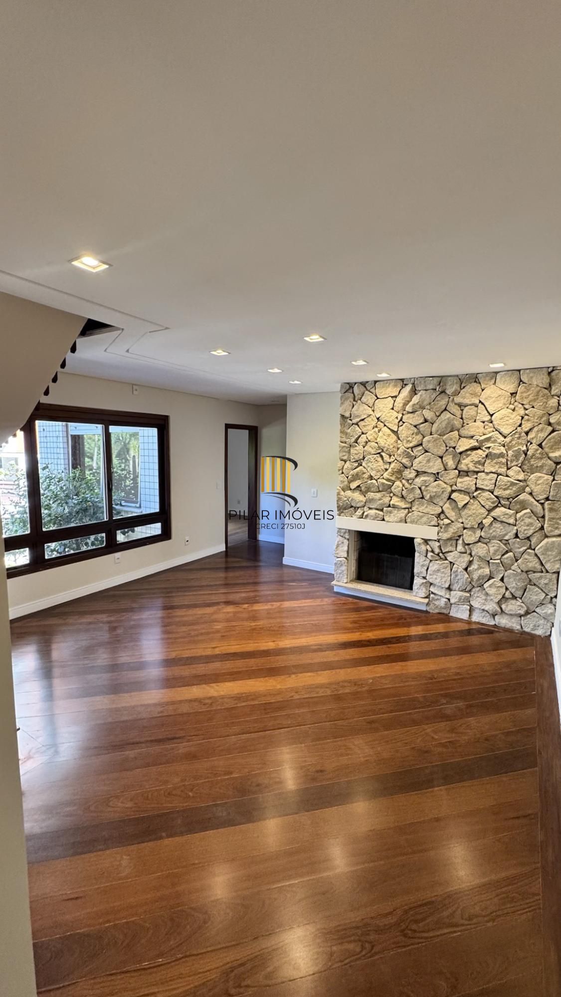 Cobertura com 198 m² de área privativa com 2 suítes e 2 vagas de garagens cobertas no bairro Mont Serrat