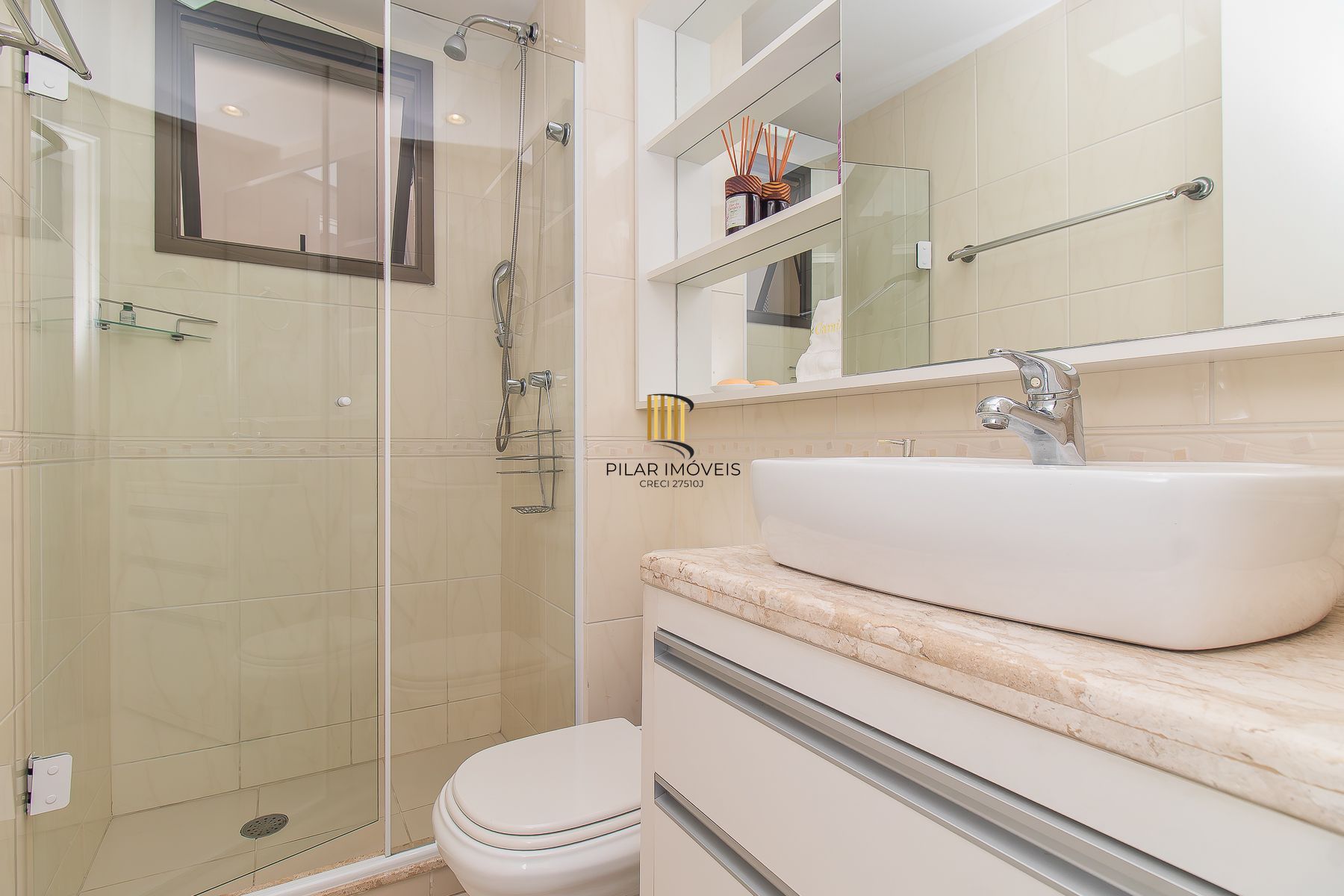 Apartamento mobiliado à venda no bairro Petrópolis