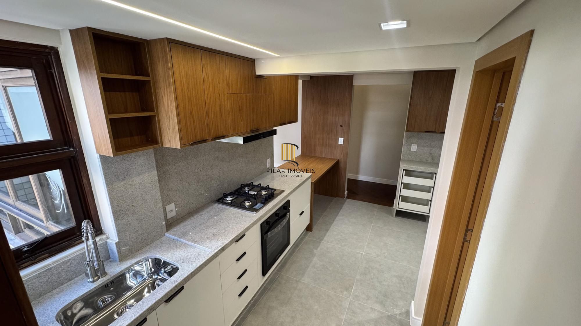 Cobertura com 198 m² de área privativa com 2 suítes e 2 vagas de garagens cobertas no bairro Mont Serrat