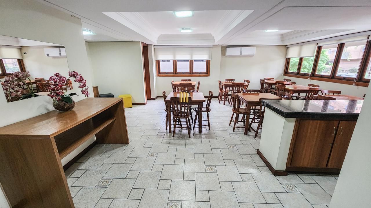 Apartamento semi-mobiliado à venda no Petrópolis