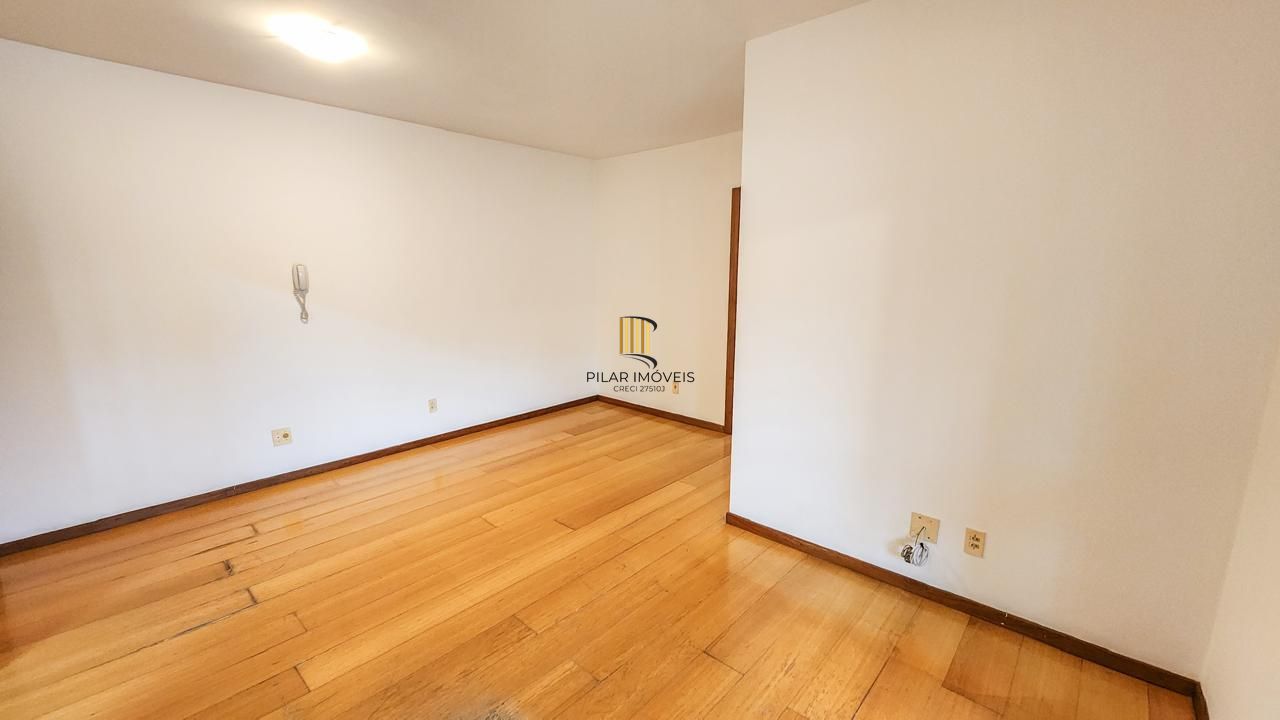 Apartamento semi-mobiliado à venda no Petrópolis