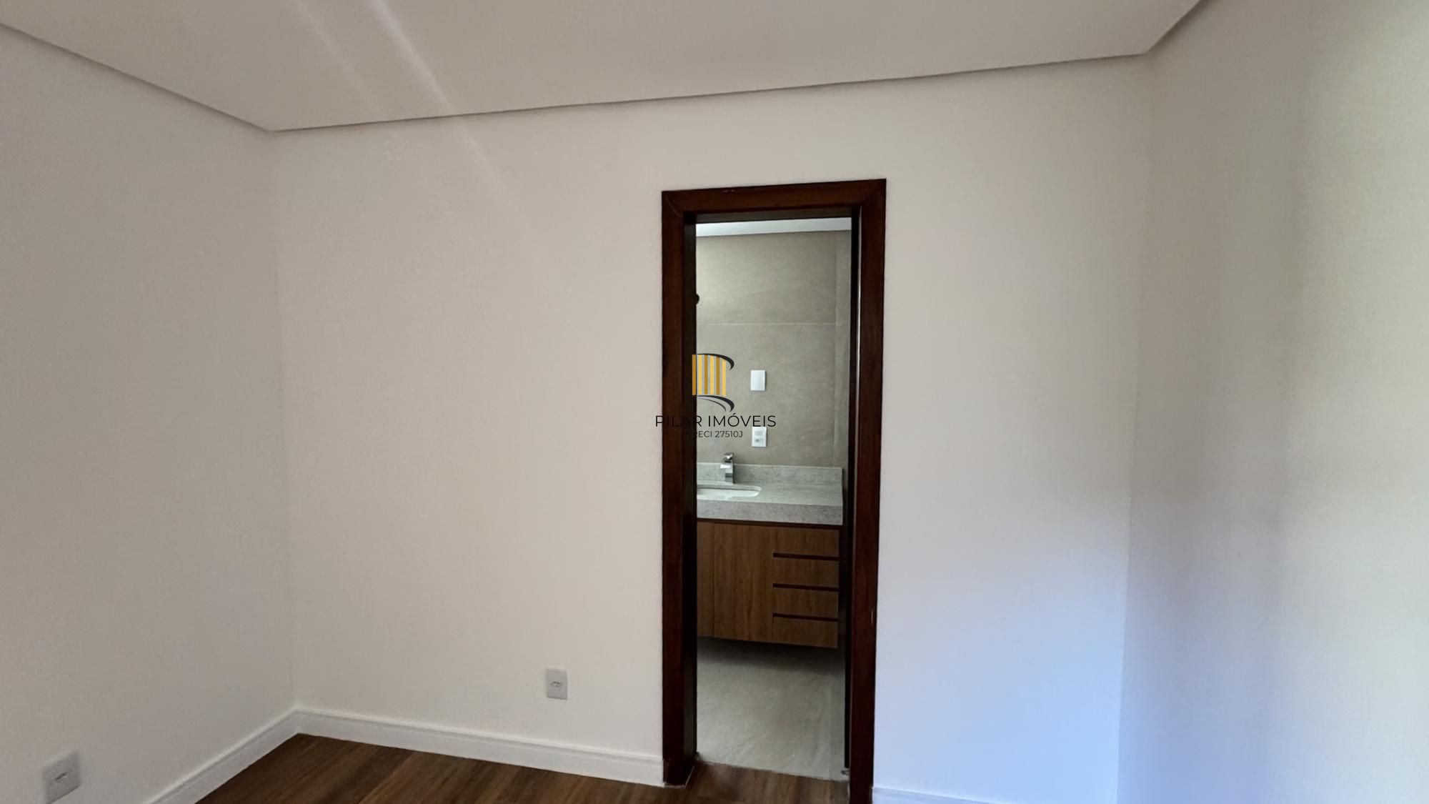 Cobertura com 198 m² de área privativa com 2 suítes e 2 vagas de garagens cobertas no bairro Mont Serrat