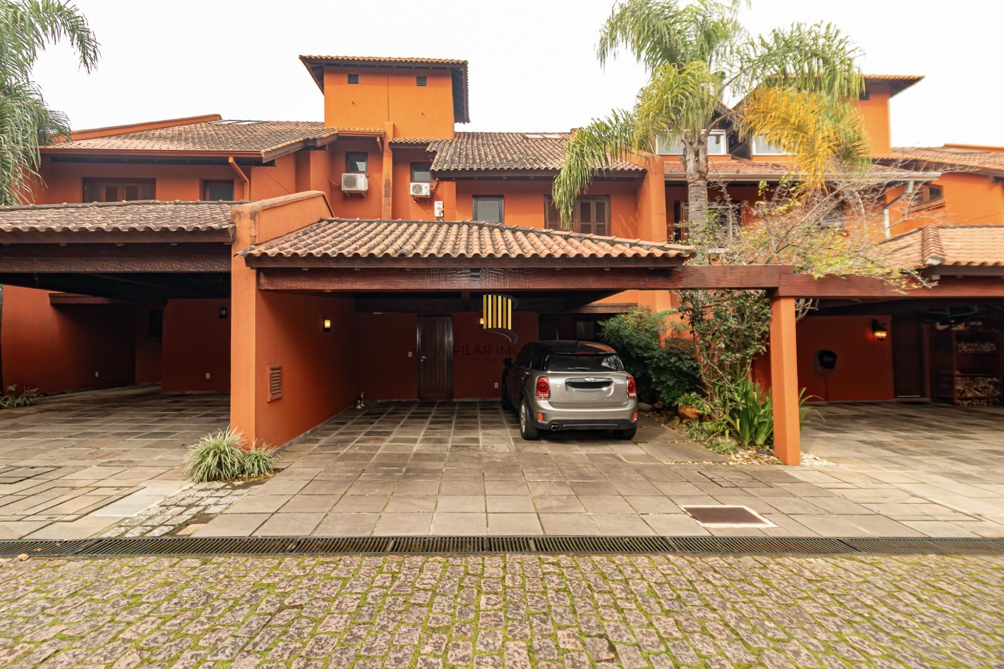 Casa em condomínio fechado a venda no bairro Três Figueiras.
