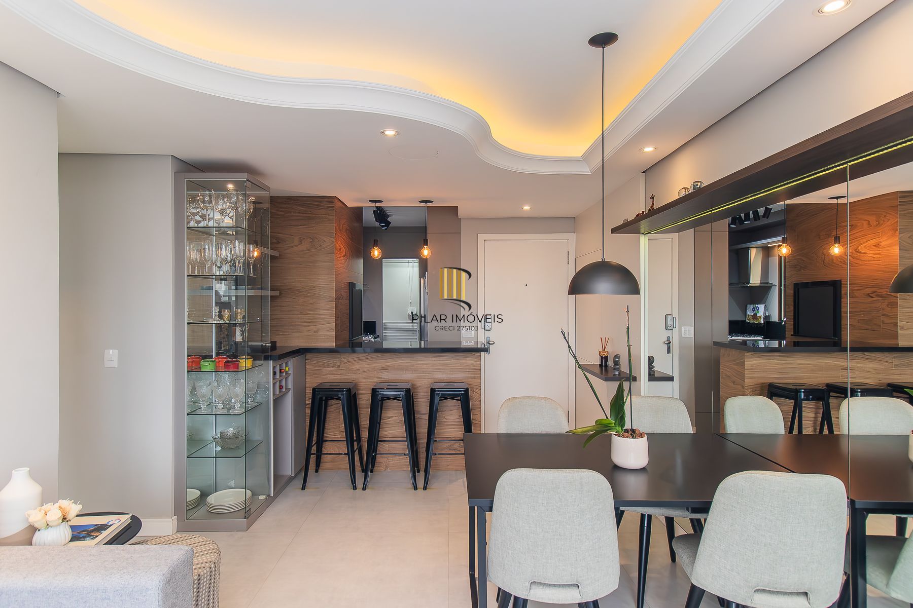 Apartamento mobiliado à venda no bairro Petrópolis