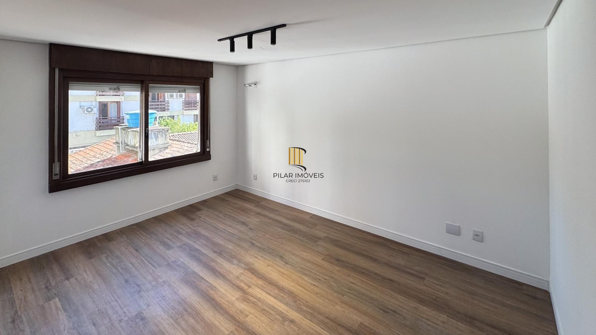 Cobertura com 198 m² de área privativa com 2 suítes e 2 vagas de garagens cobertas no bairro Mont Serrat