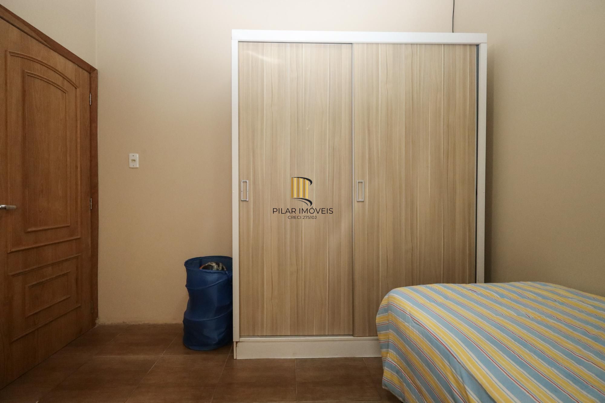 Casa semimobiliada com 188 m² de área privativa com 3 dormitórios sendo 1 suíte e 4 vagas de garagem.