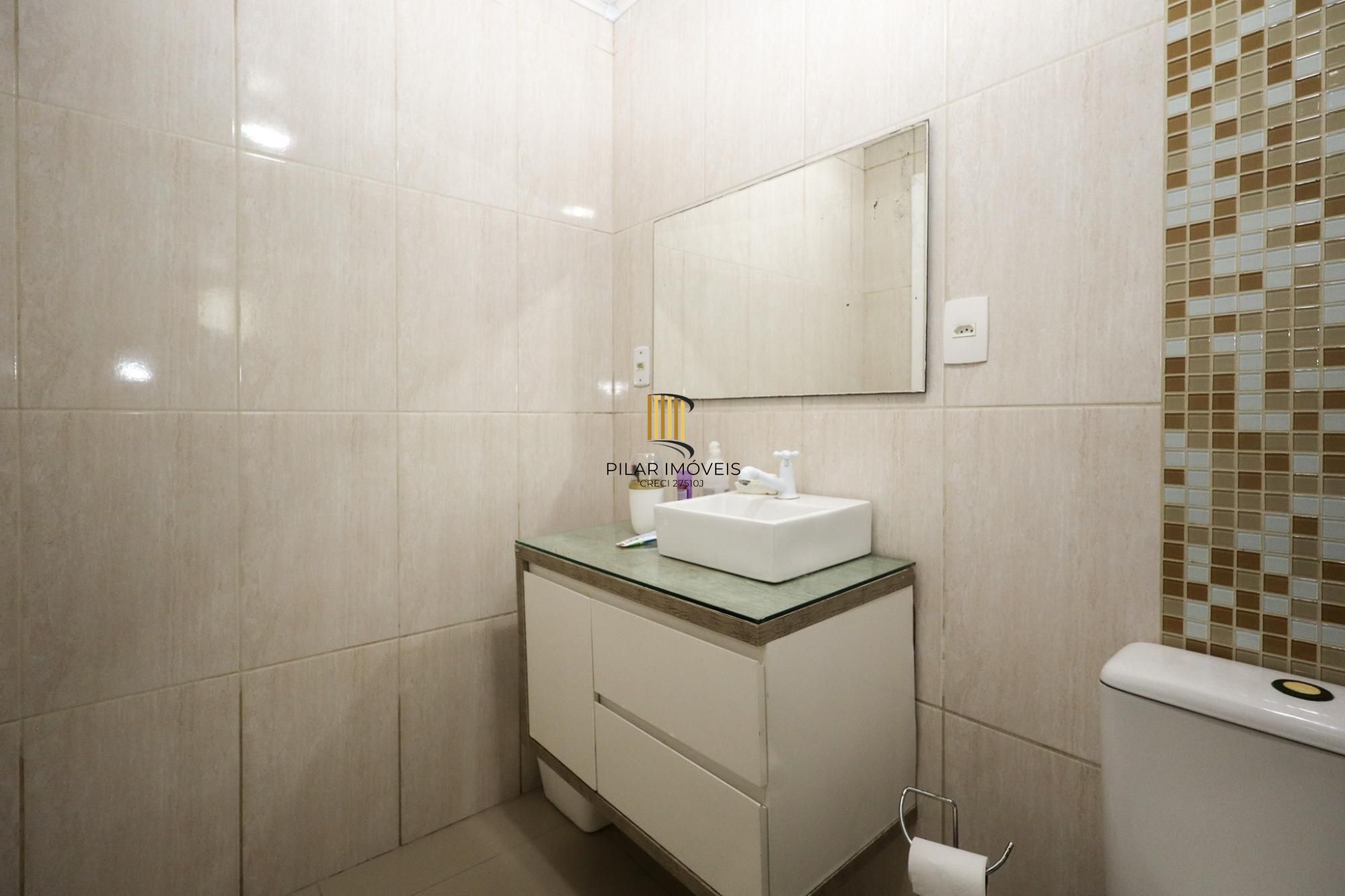 Casa semimobiliada com 188 m² de área privativa com 3 dormitórios sendo 1 suíte e 4 vagas de garagem.
