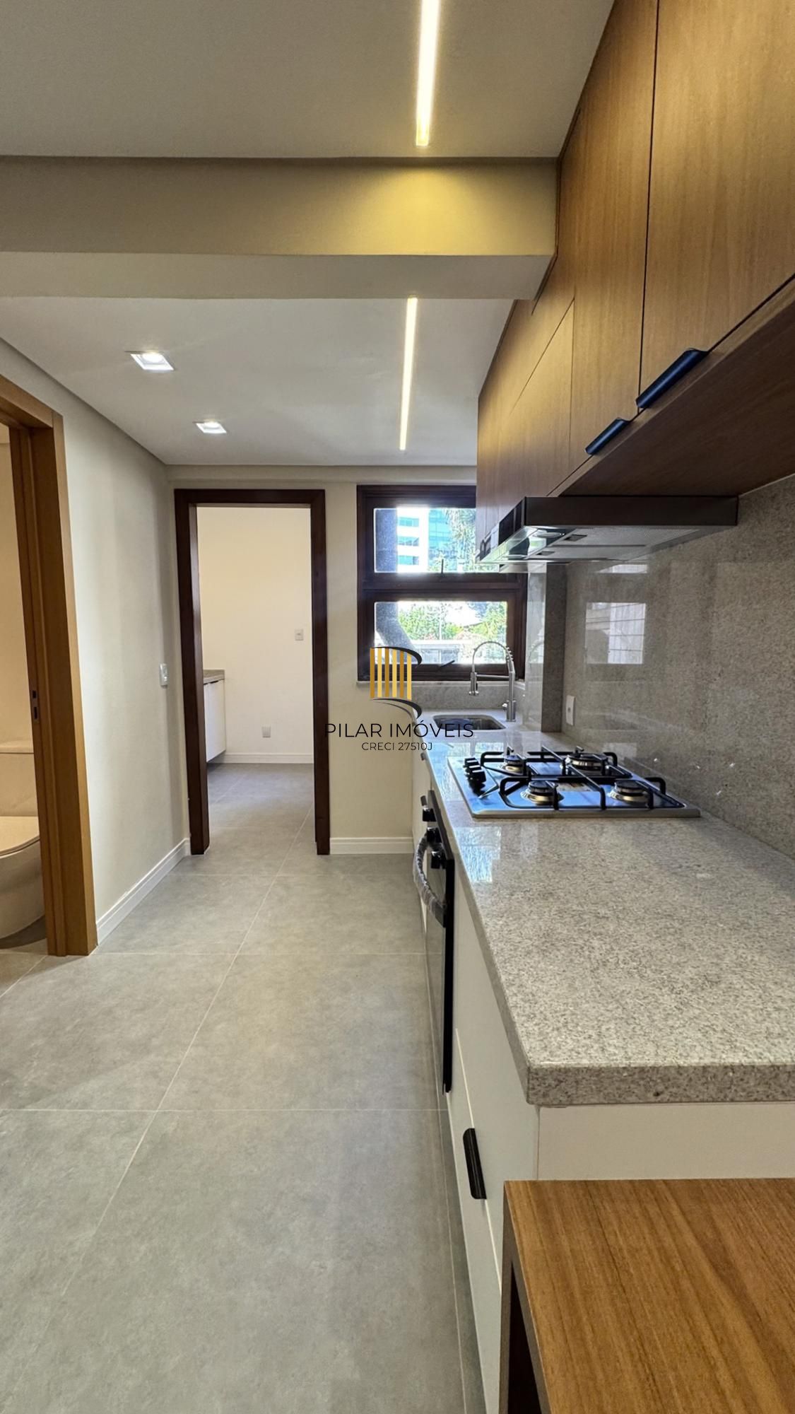 Cobertura com 198 m² de área privativa com 2 suítes e 2 vagas de garagens cobertas no bairro Mont Serrat