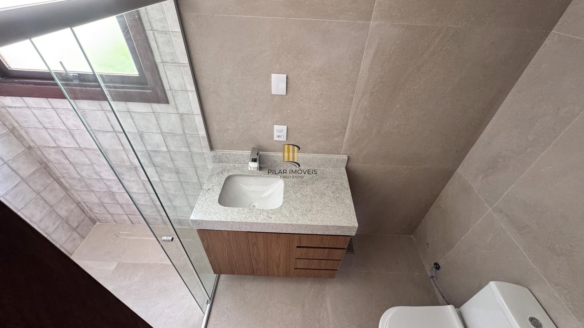 Cobertura com 198 m² de área privativa com 2 suítes e 2 vagas de garagens cobertas no bairro Mont Serrat