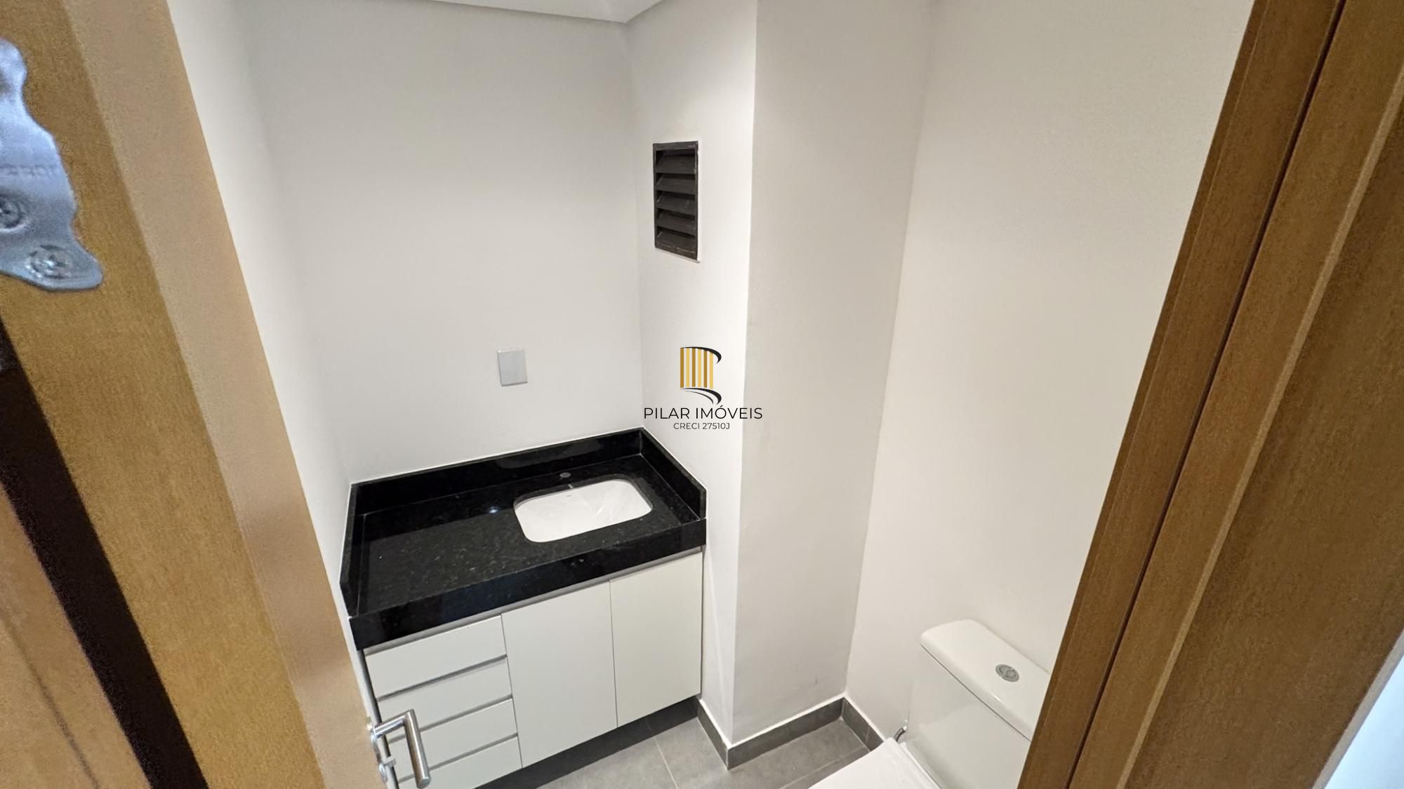 Cobertura com 198 m² de área privativa com 2 suítes e 2 vagas de garagens cobertas no bairro Mont Serrat