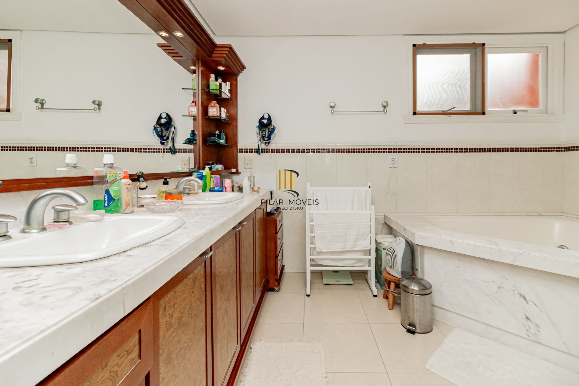Casa em condomínio fechado a venda no bairro Três Figueiras.
