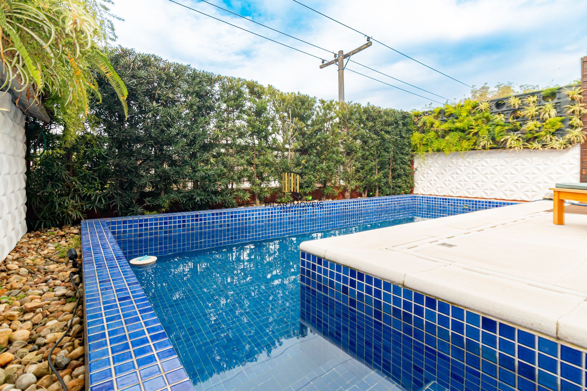 Casa em condomínio fechado a venda no bairro Três Figueiras.