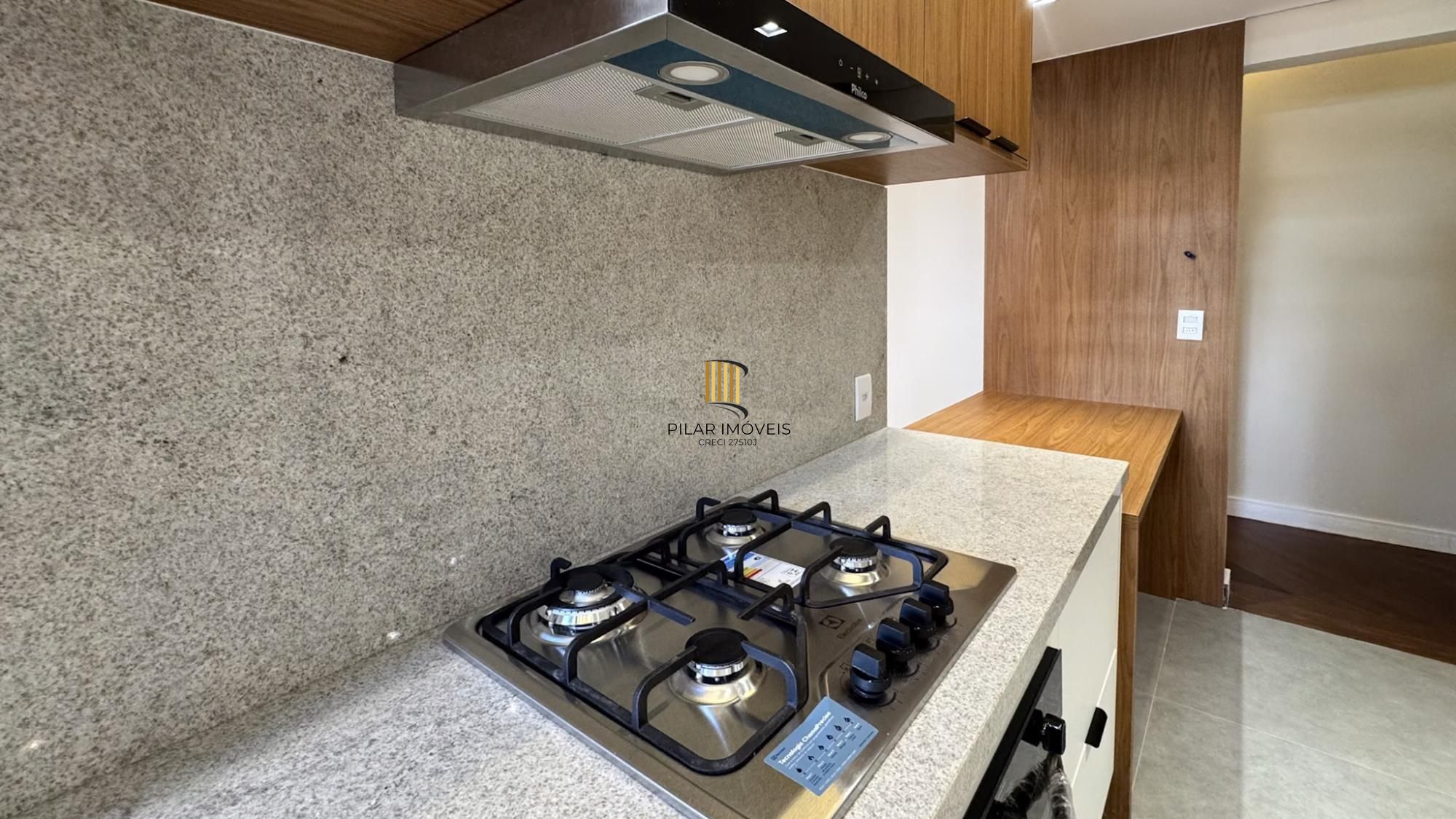 Cobertura com 198 m² de área privativa com 2 suítes e 2 vagas de garagens cobertas no bairro Mont Serrat