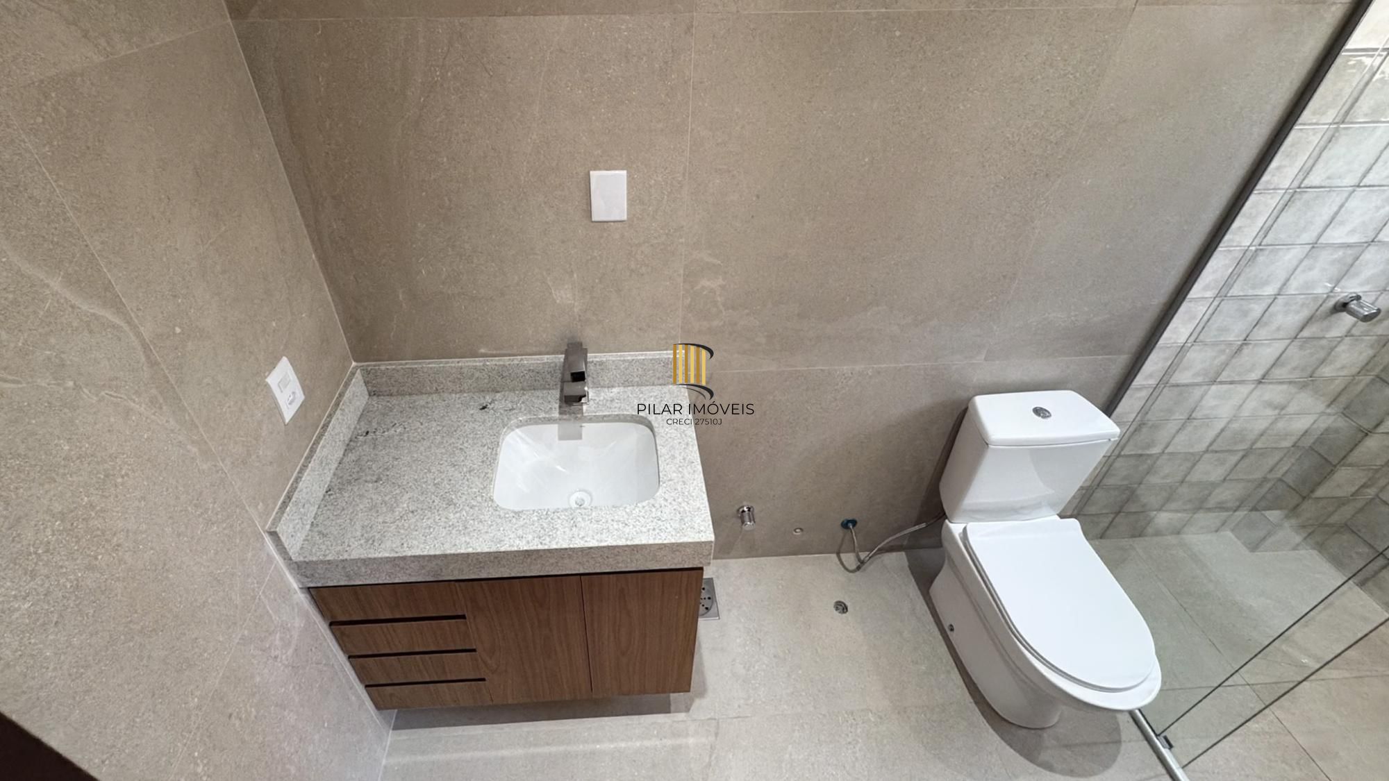 Cobertura com 198 m² de área privativa com 2 suítes e 2 vagas de garagens cobertas no bairro Mont Serrat