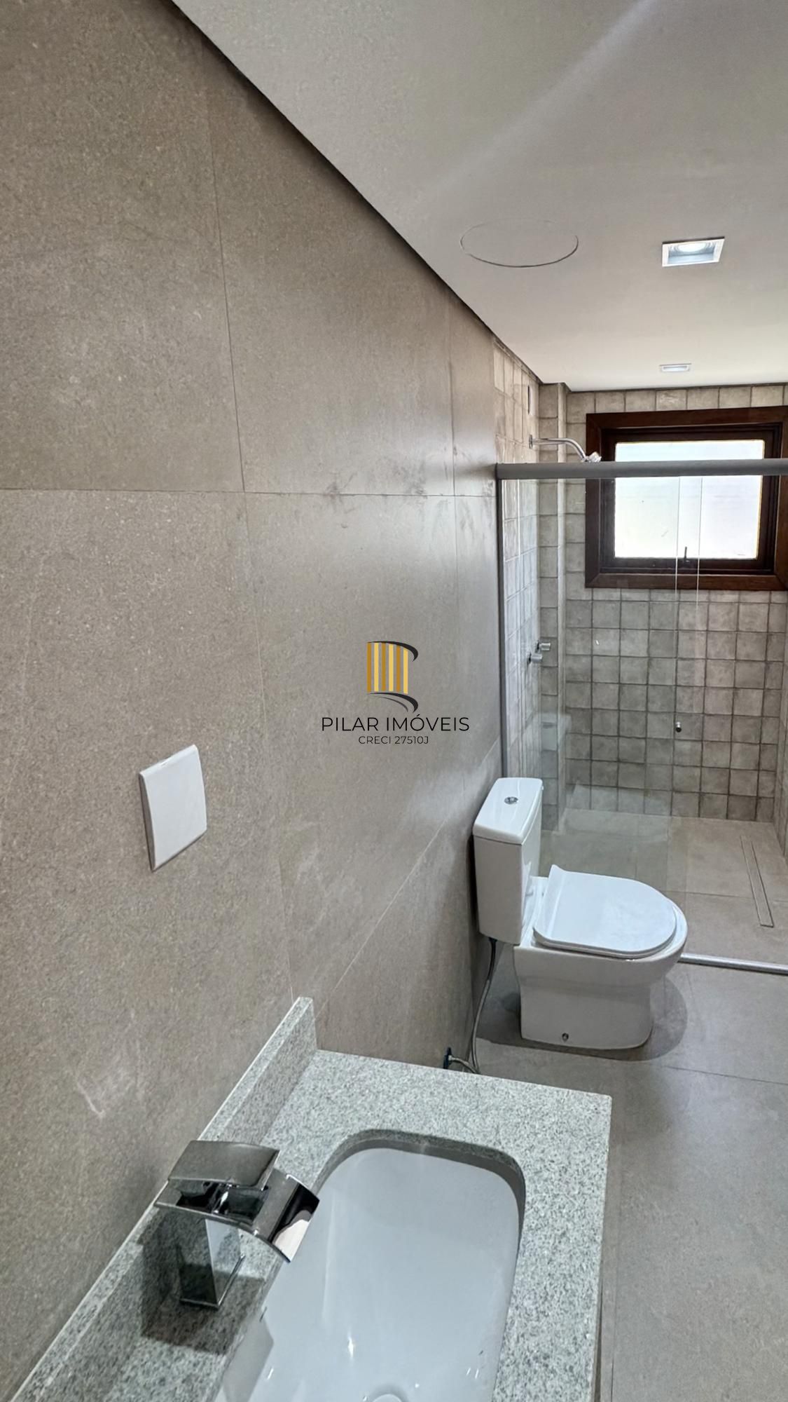 Cobertura com 198 m² de área privativa com 2 suítes e 2 vagas de garagens cobertas no bairro Mont Serrat