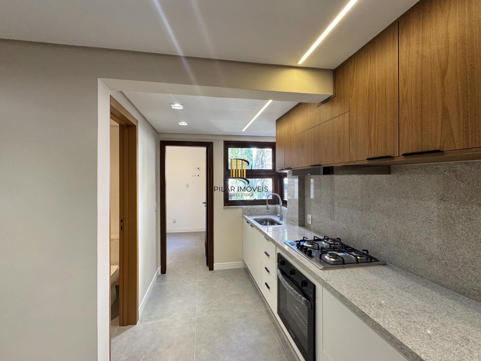 Cobertura com 198 m² de área privativa com 2 suítes e 2 vagas de garagens cobertas no bairro Mont Serrat