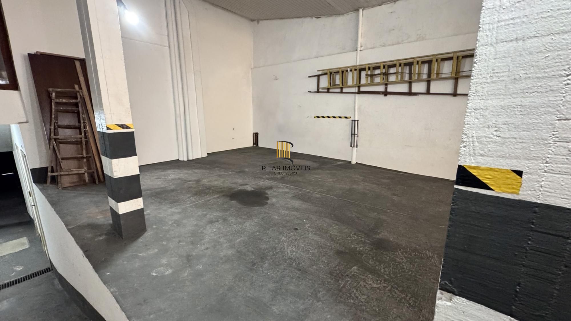 Cobertura com 198 m² de área privativa com 2 suítes e 2 vagas de garagens cobertas no bairro Mont Serrat